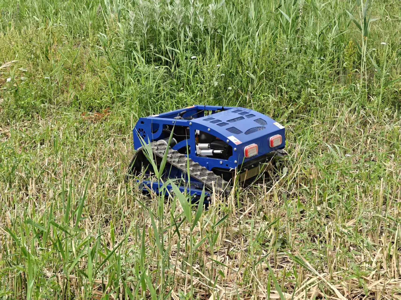 550mm 割幅隆鑫动力履带式遥控割草机 9 马力四冲程汽油遥控除草机