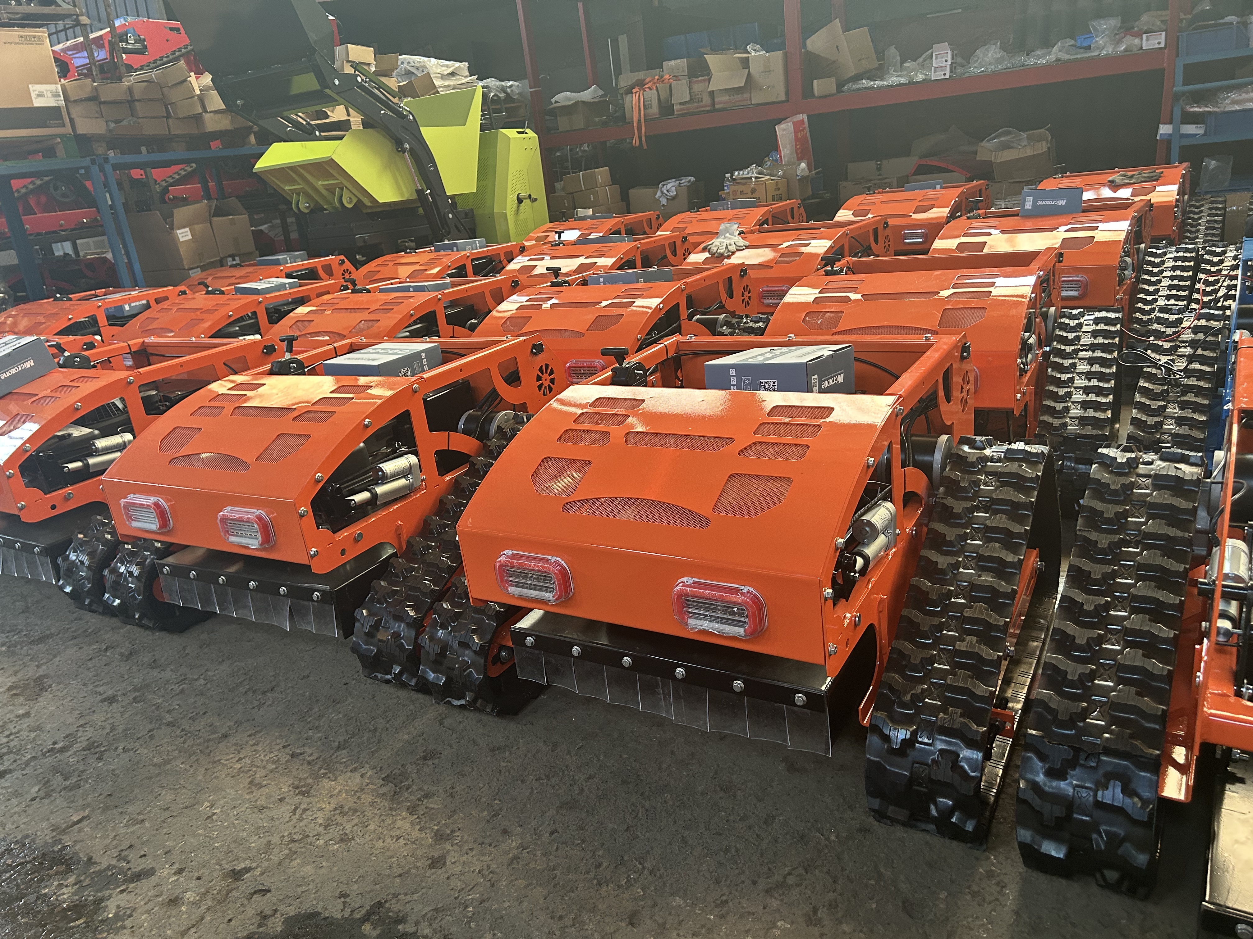 550mm 割幅隆鑫动力履带式遥控割草机 9 马力四冲程汽油遥控除草机