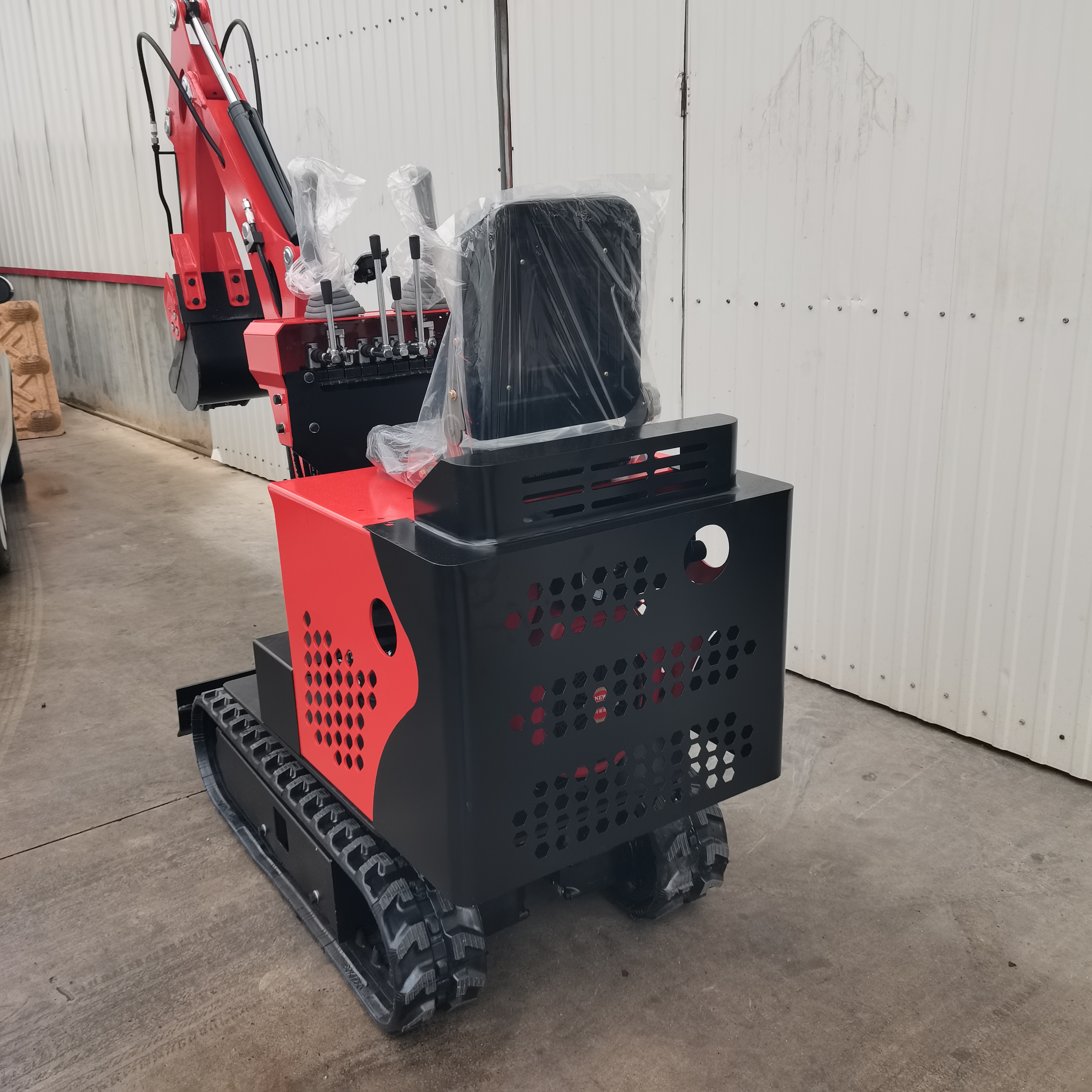 08 型微型反铲挖掘机，洋马 192 发动机，670kg 轻量化，狭小空间专用。