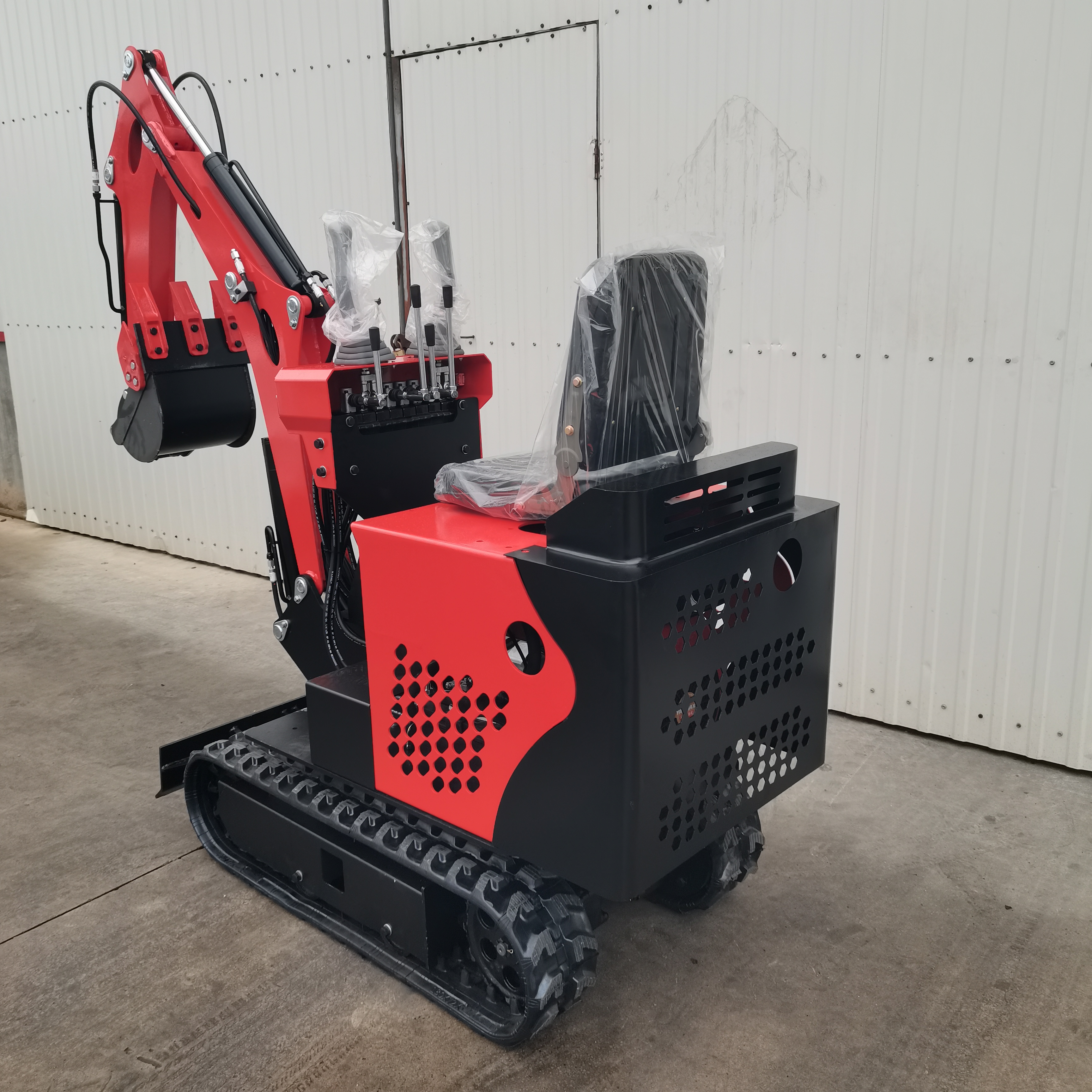 08 型微型反铲挖掘机，洋马 192 发动机，670kg 轻量化，狭小空间专用。