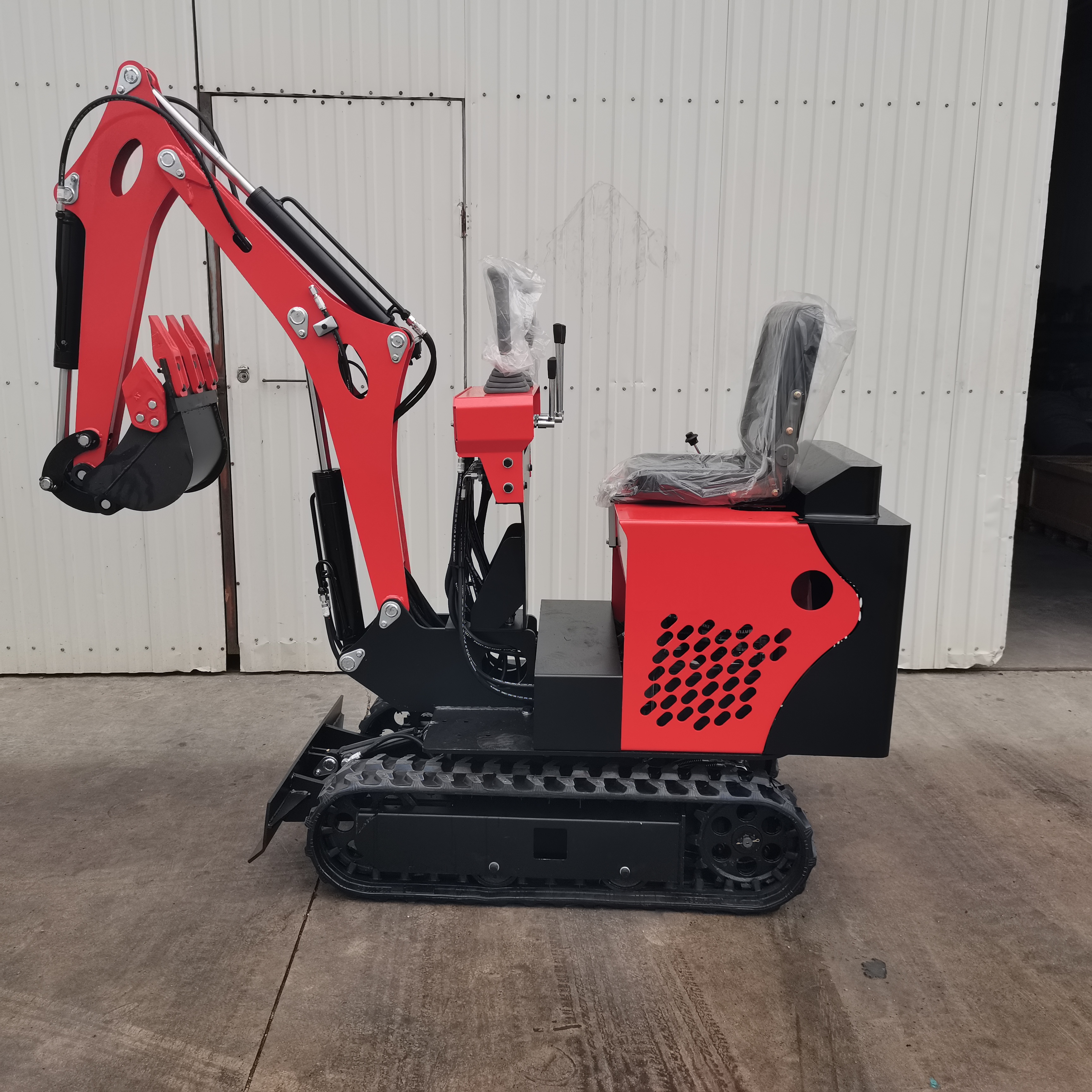 08 型微型反铲挖掘机，洋马 192 发动机，670kg 轻量化，狭小空间专用。