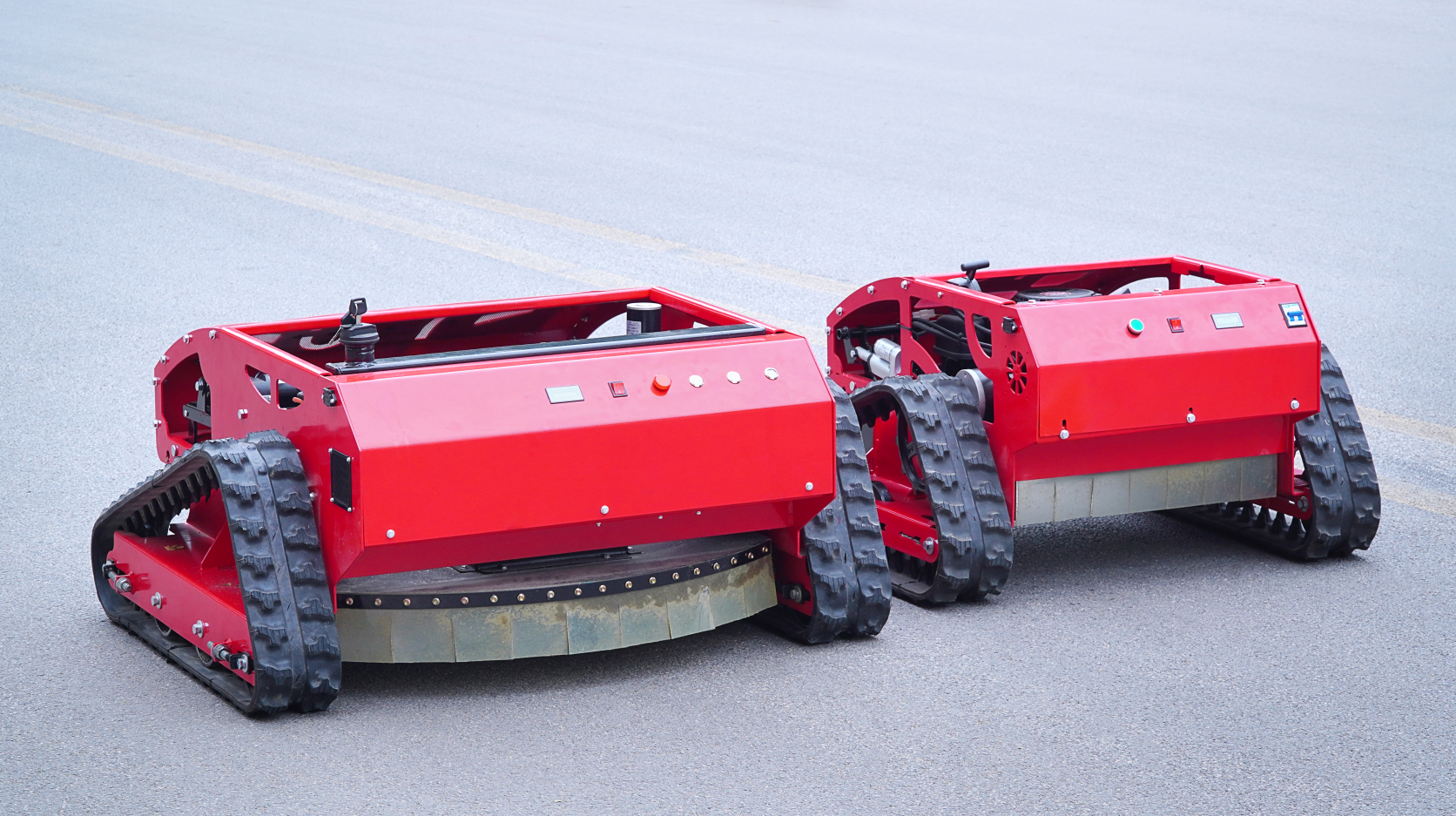 550mm 割幅隆鑫动力履带式遥控割草机 9 马力四冲程汽油遥控除草机