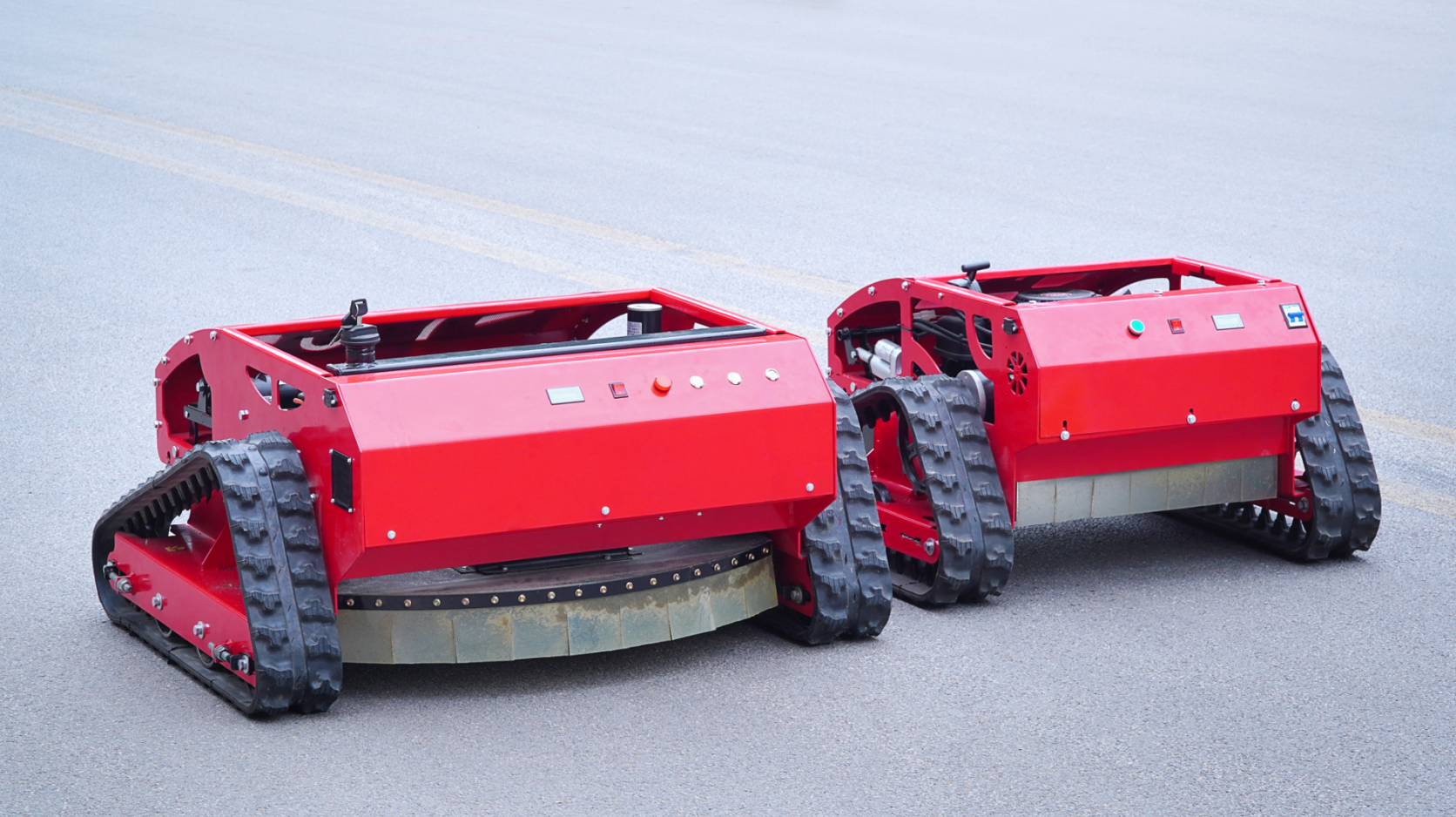 Industrial-Grade High-Power Remote-Controlled Crawler Lawn Mower Long Endurance for Park Green Belt Trimming