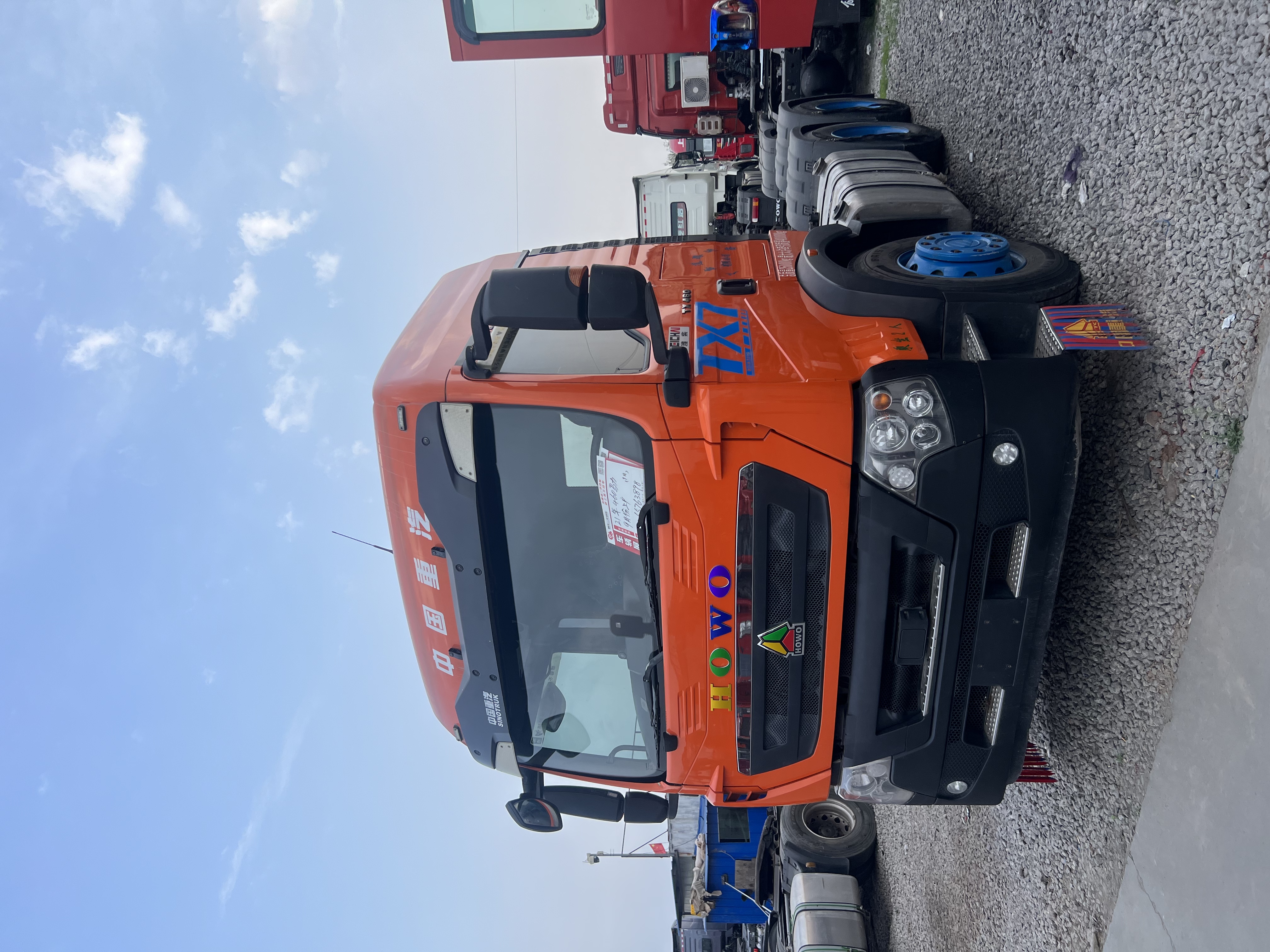 HOWO TX 460HP | Sep 2021 National V | Weichai Engine & SOH TransmissionThe September 2021 registered HOWO TX heavy-duty truck adheres to National V standards, boasting a reliable 460HP Weichai engine matched with a Sinotruk manual gearbox. Featuring origi