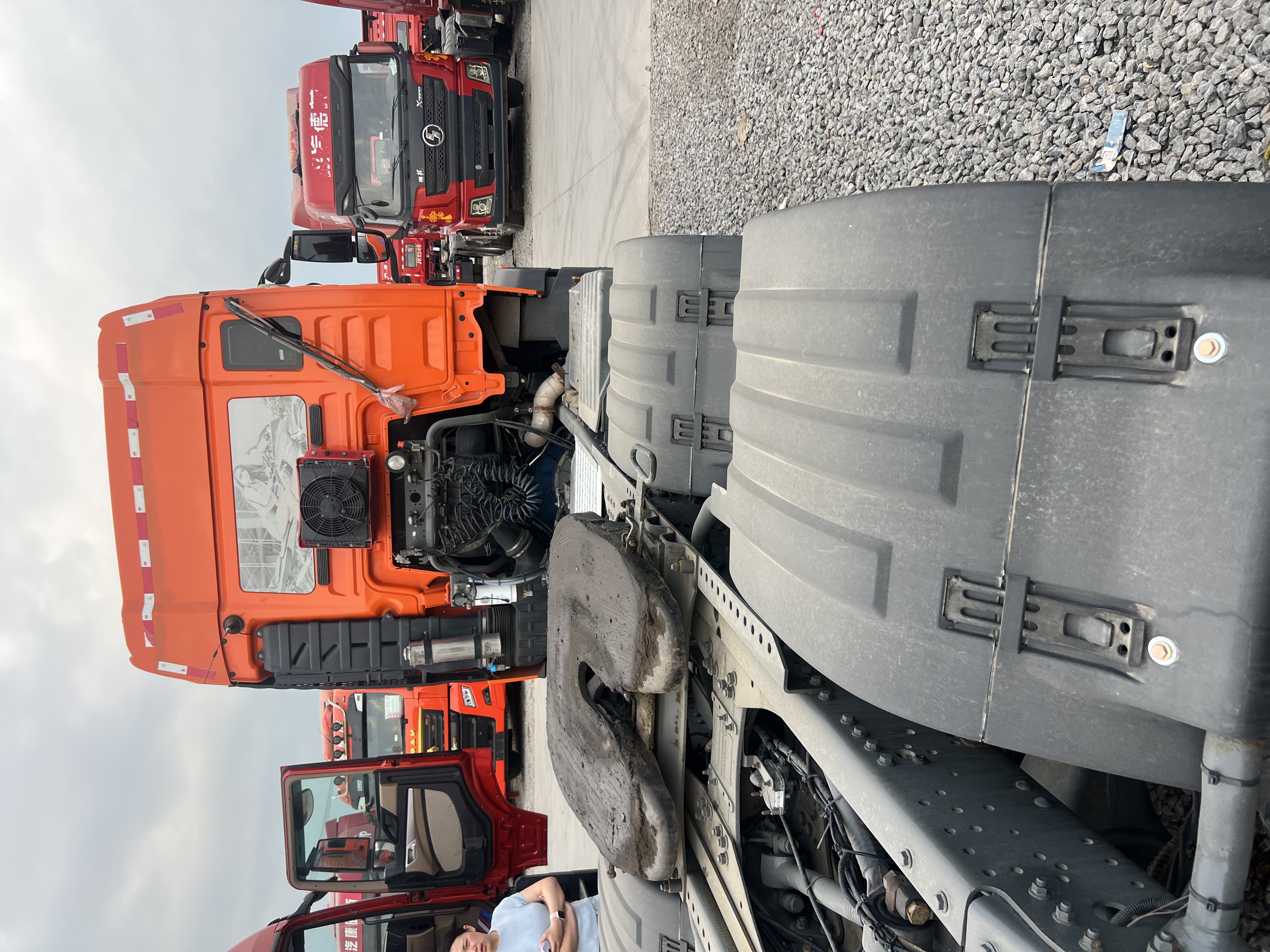 HOWO TX 460HP | Sep 2021 National V | Weichai Engine & SOH TransmissionThe September 2021 registered HOWO TX heavy-duty truck adheres to National V standards, boasting a reliable 460HP Weichai engine matched with a Sinotruk manual gearbox. Featuring origi