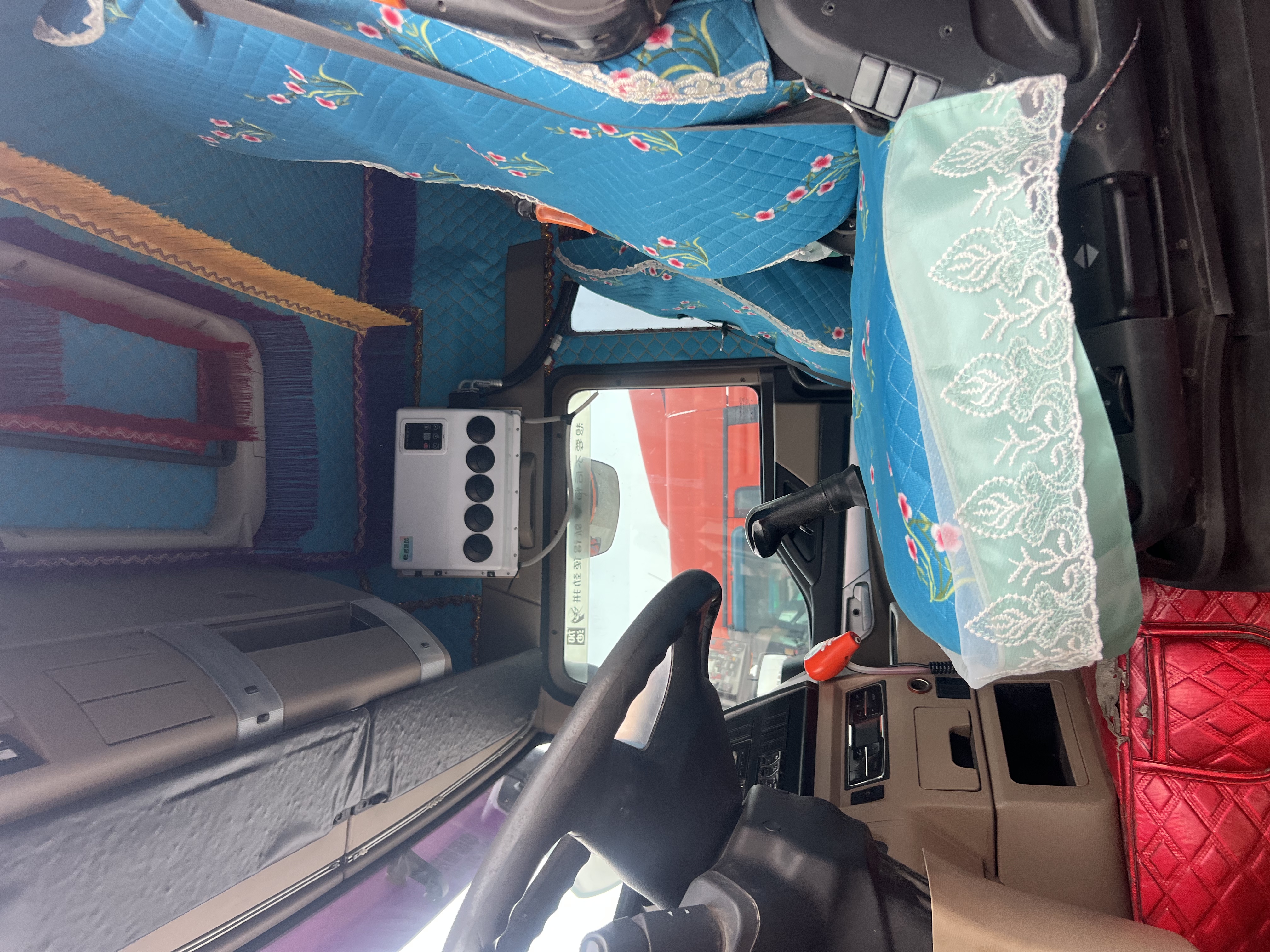 HOWO TX 460HP | Sep 2021 National V | Weichai Engine & SOH TransmissionThe September 2021 registered HOWO TX heavy-duty truck adheres to National V standards, boasting a reliable 460HP Weichai engine matched with a Sinotruk manual gearbox. Featuring origi