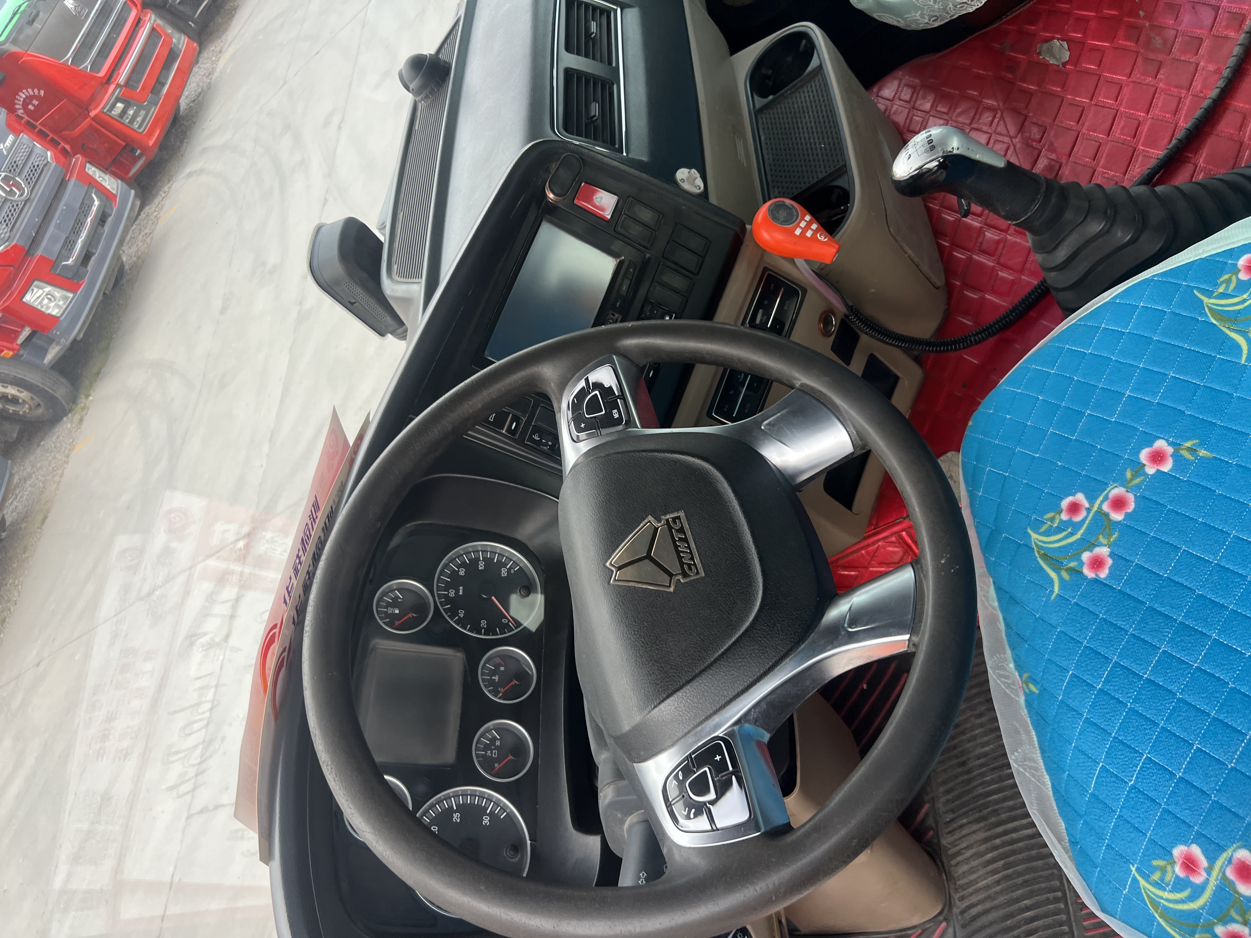 HOWO TX 460HP | Sep 2021 National V | Weichai Engine & SOH TransmissionThe September 2021 registered HOWO TX heavy-duty truck adheres to National V standards, boasting a reliable 460HP Weichai engine matched with a Sinotruk manual gearbox. Featuring origi