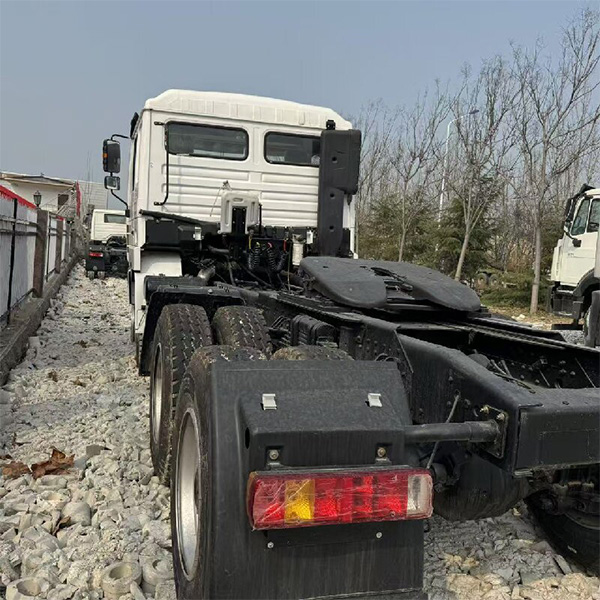 德龙牵引车：适用于长途运输与工程基建的重载牵引车型