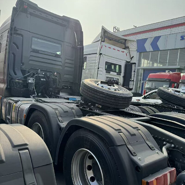 中国重汽 HOWO 6x4 牵引车 440 马力 ZZ4256 | 工程物流重载运输专用