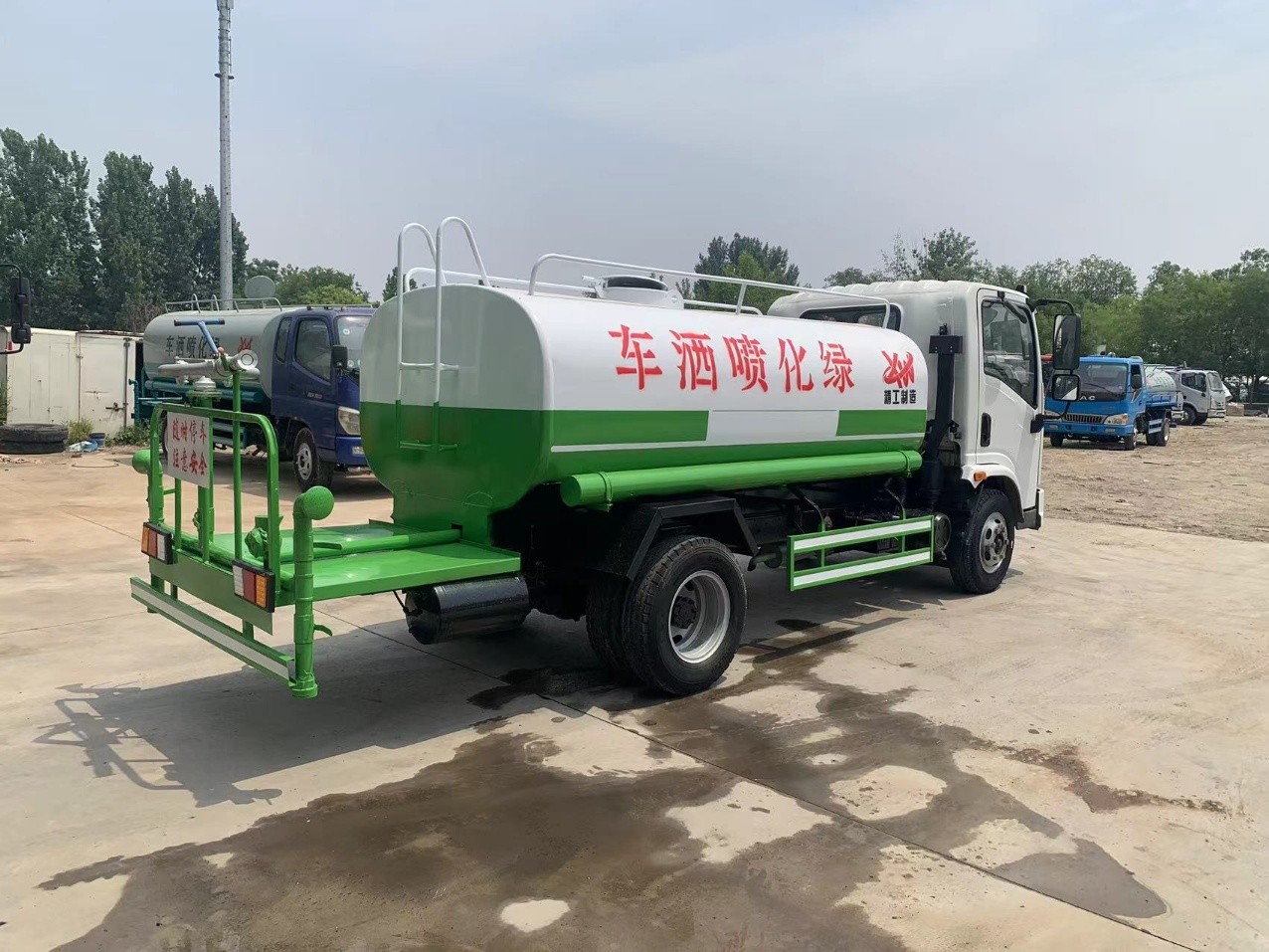 Water sprinkler truck, landscaping truck, large fog cannon dust suppression truck, water tanker