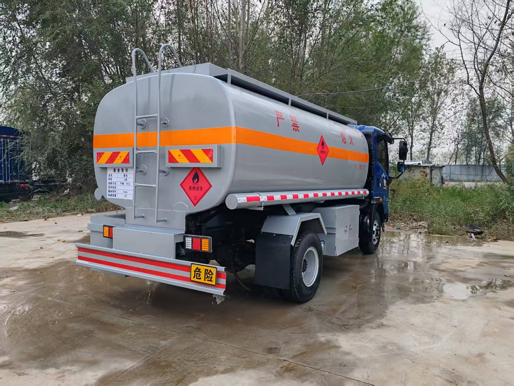 Sinotruk Mobile Diesel Fuel Tank Truck, Small and Large Oil Tank Transport Vehicles