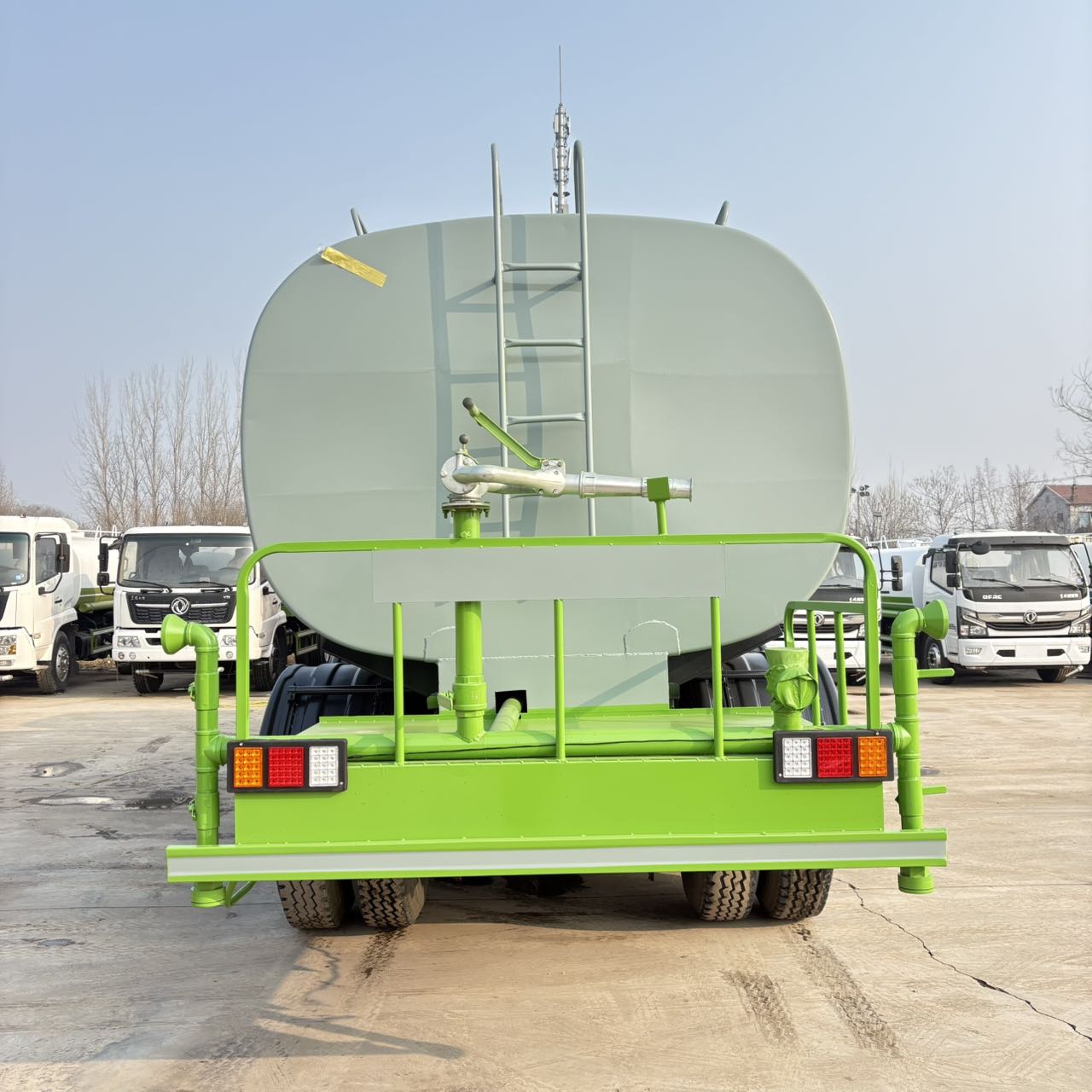 Large Water Sprinkler, Landscaping Fog Cannon Water Truck, Multi-Function Clean Water Transport Vehicle, Large Sanitation Truck