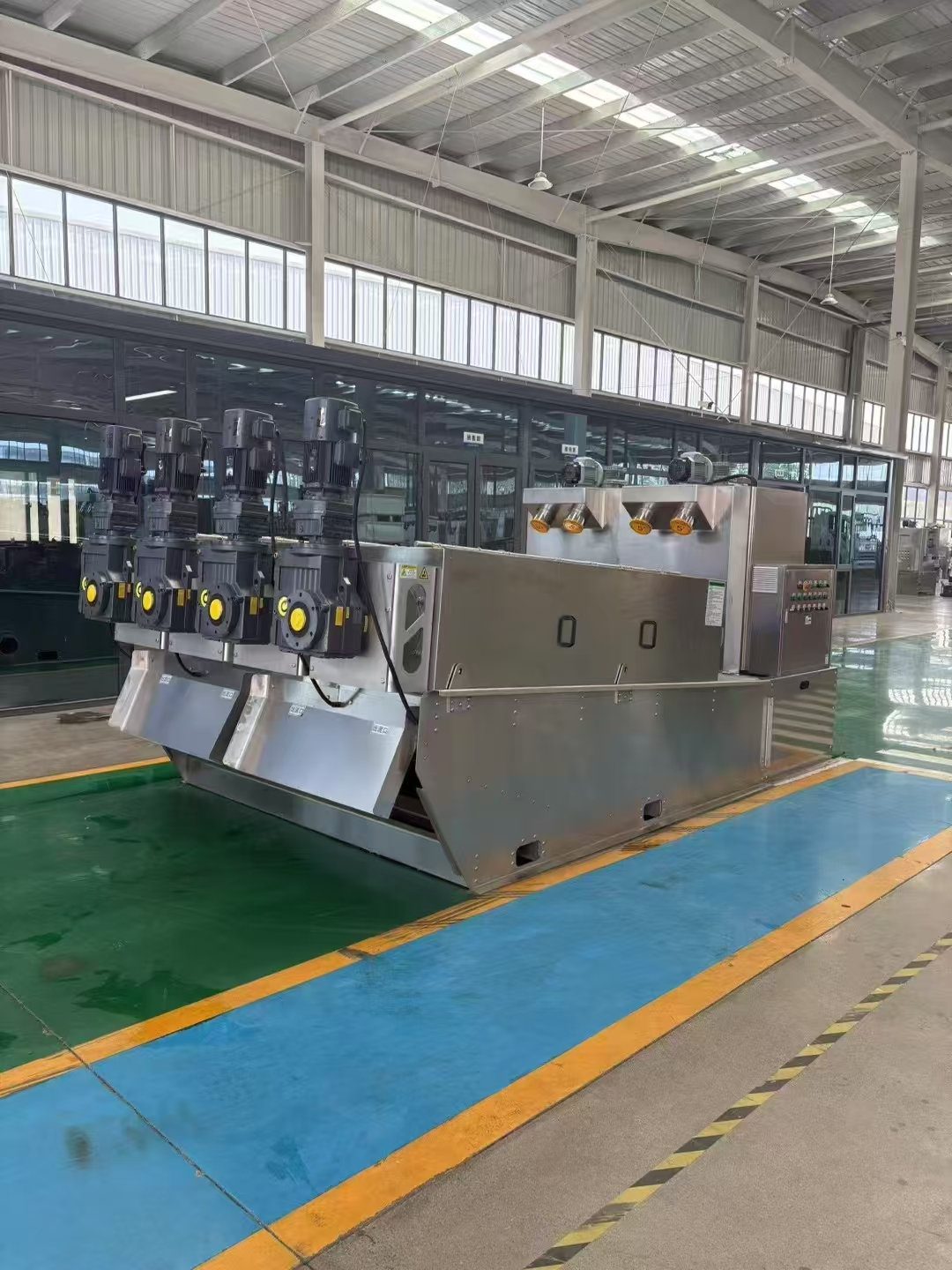 SD404 type screw-type sludge dewatering machine. The treated water has turned yellow.