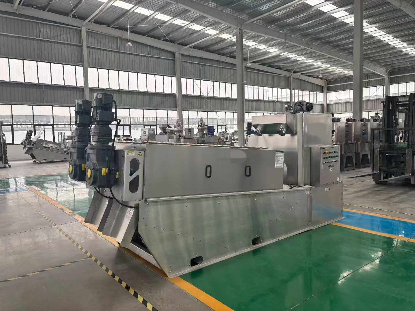 402 type screw-type sludge dewatering machine - specially designed for treating aquaculture wastewater
