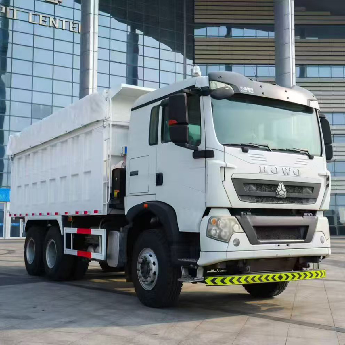 豪沃TX 371马力 5.6米货箱 左舵 电动篷布 载货车