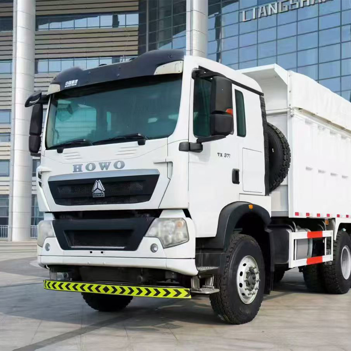 豪沃TX 371马力 5.6米货箱 左舵 电动篷布 载货车