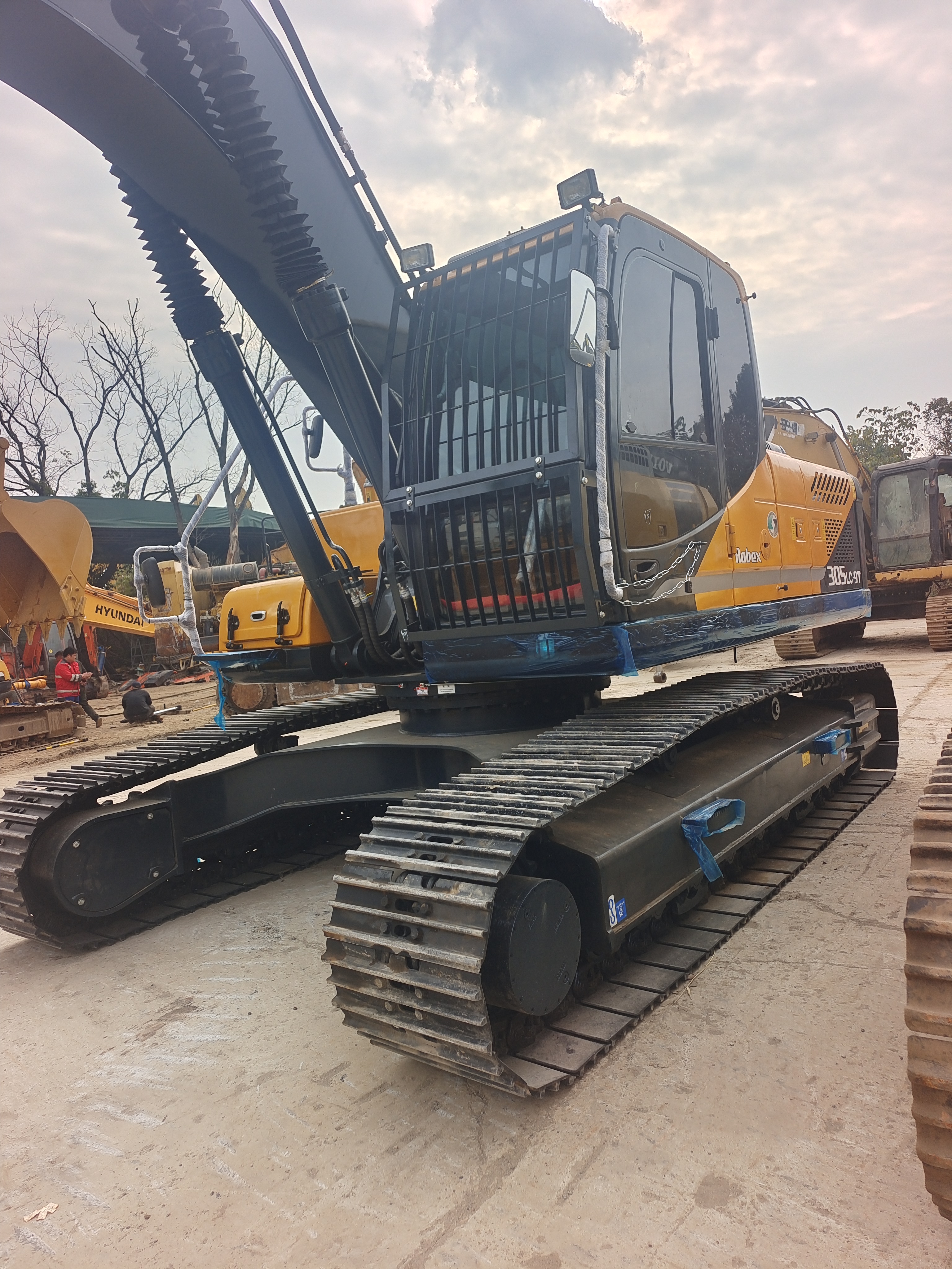 HYUNAI 305LC USED EXCAVATOR