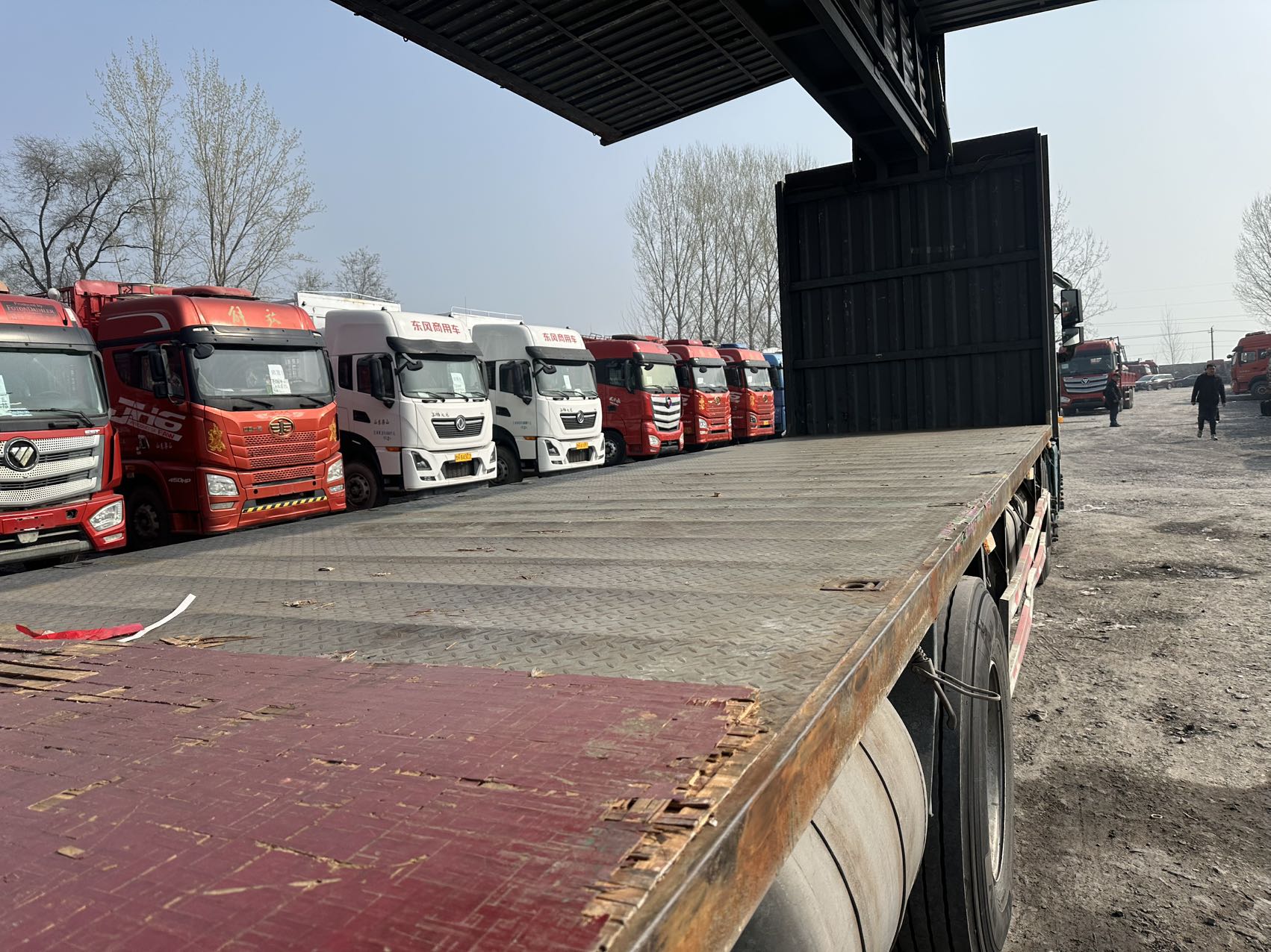 9.6 米前四后四飞翼厢式货车 320 马力手动挡 国六 原车液缓 配置齐全