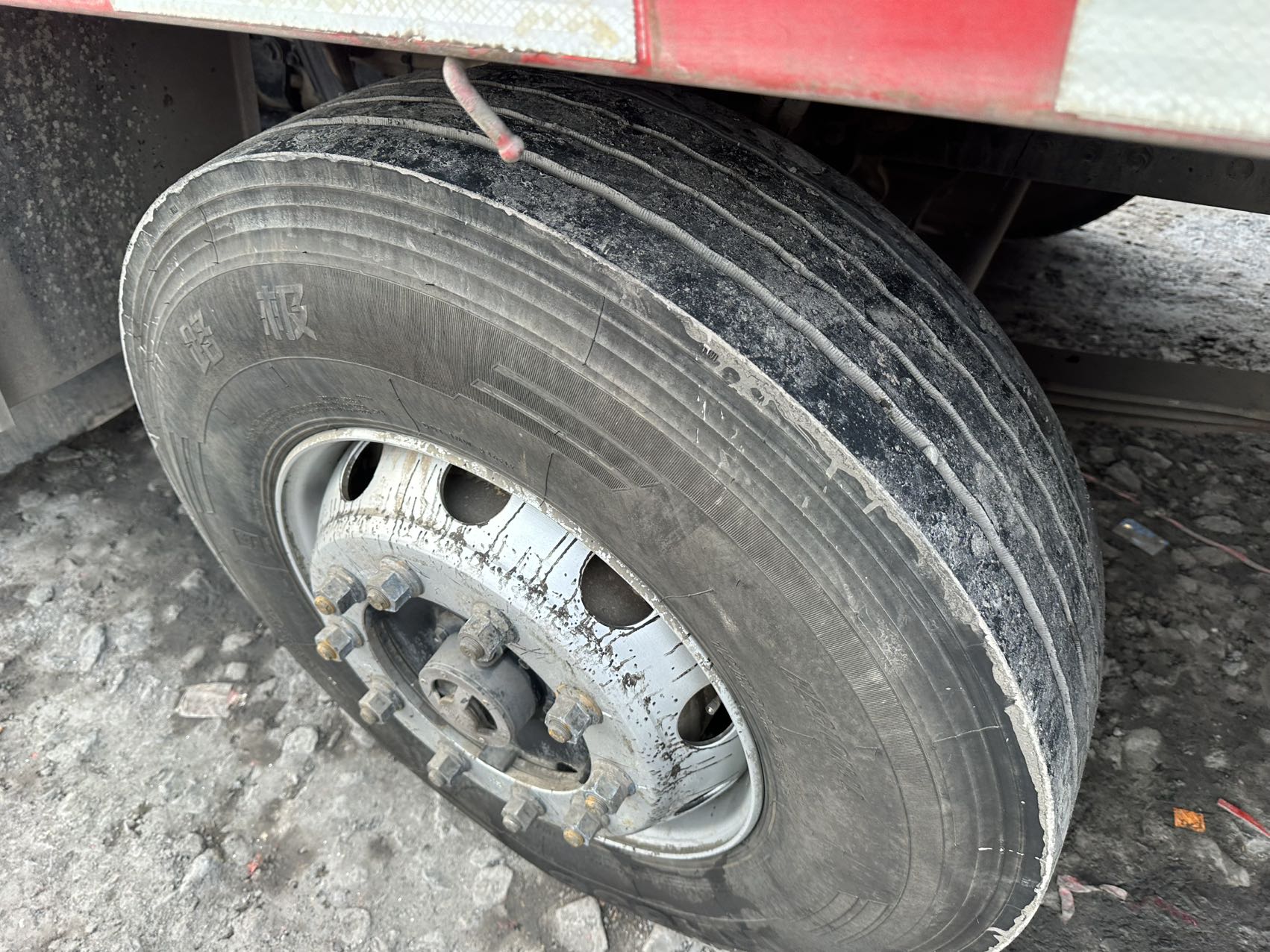 9.6 米高栏前四后八 520 马力手动挡 国六 配置齐全 车况精品