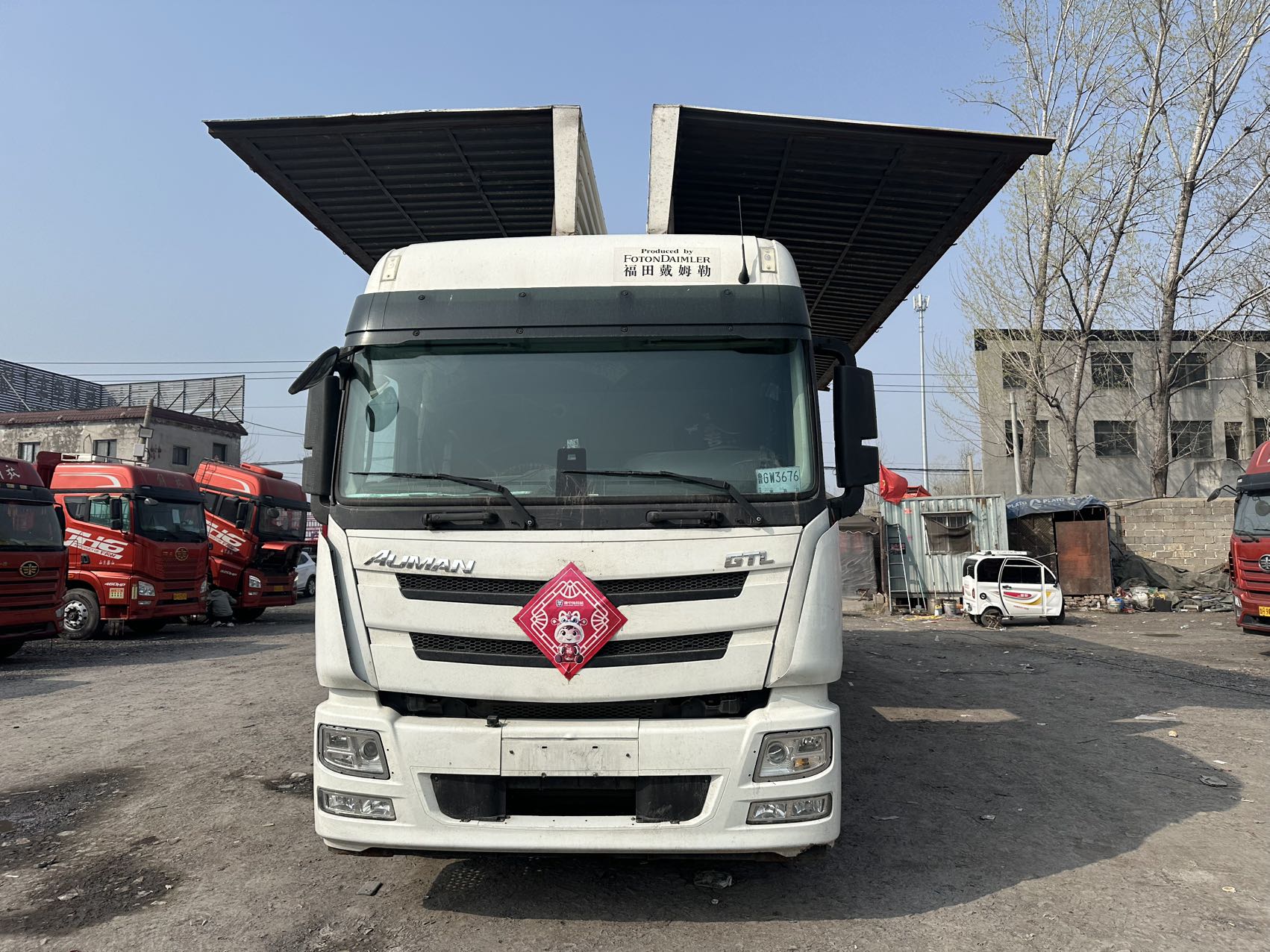 9.6 米前四后四飞翼厢式货车 320 马力手动挡 国六 原车液缓 配置齐全