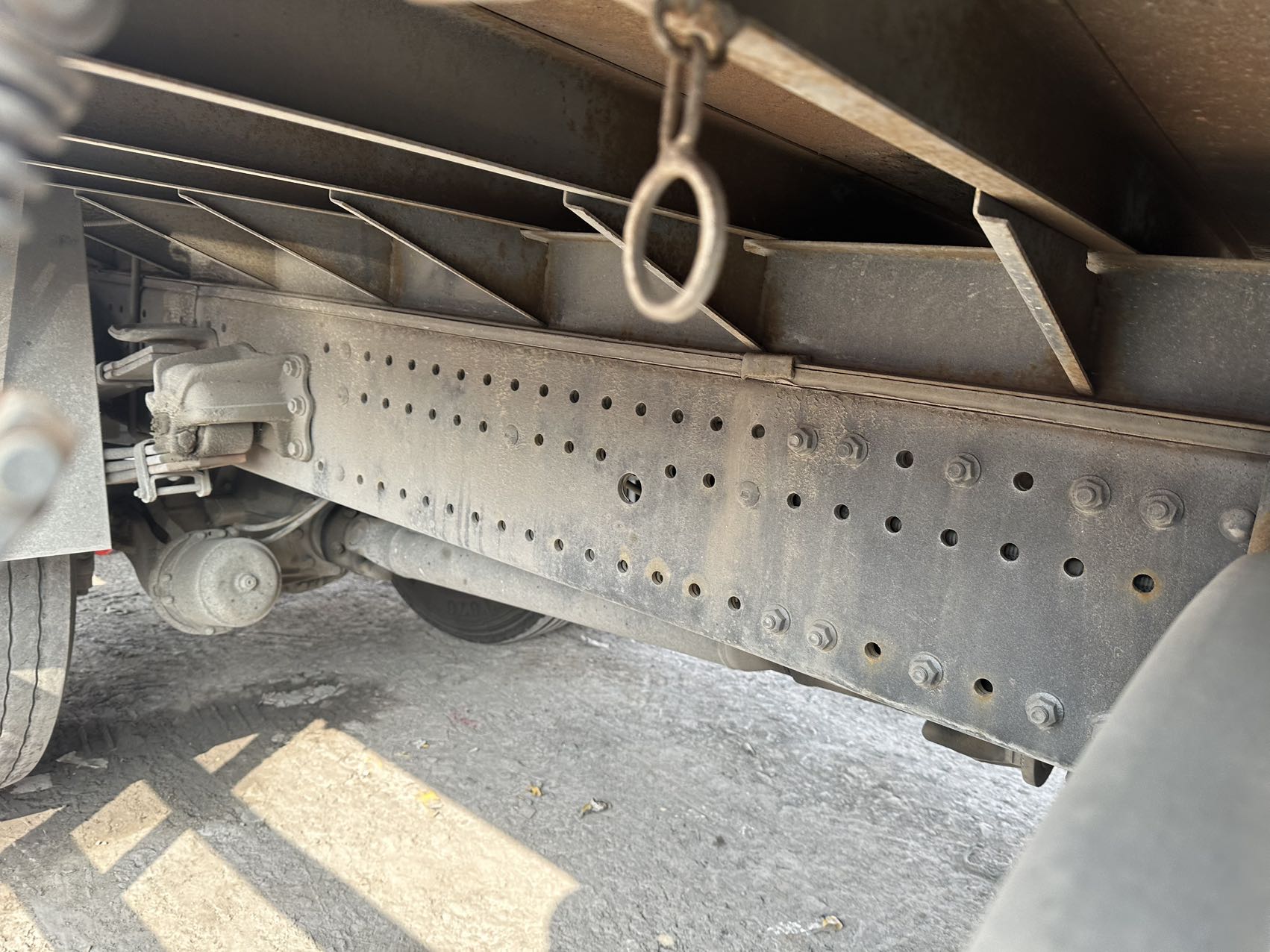 9.6 米前四后四飞翼厢式货车 320 马力手动挡 国六 原车液缓 配置齐全