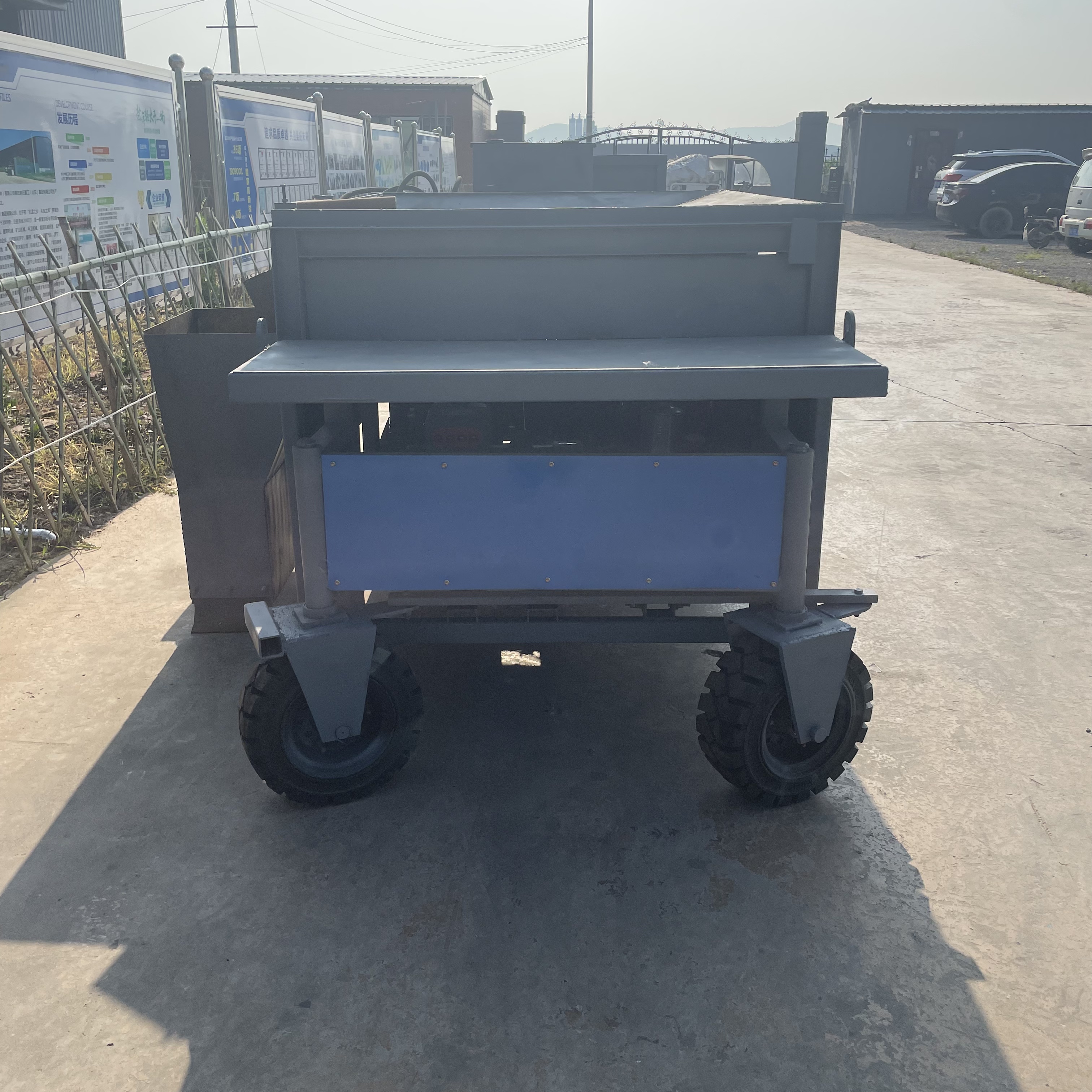 600 型自走式路缘石成型机