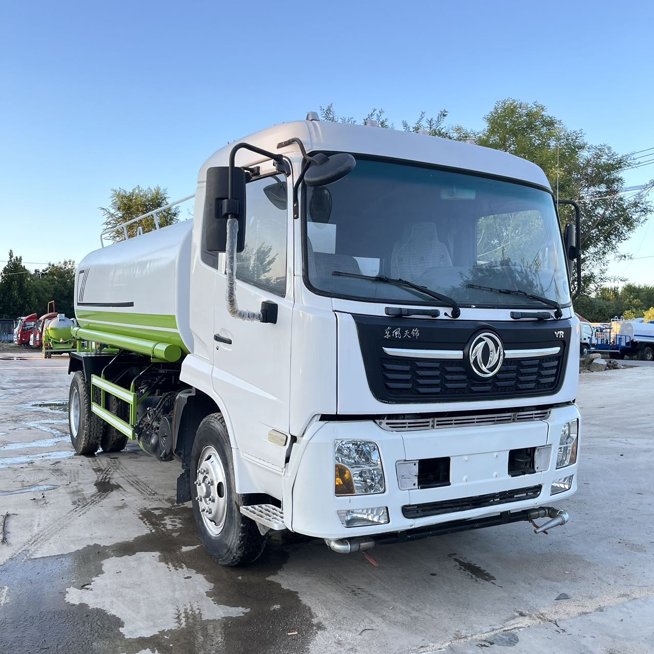Sinotruk large sprinkler truck, engineering fog cannon dust suppression water tank truck, small and medium-sized water transport truck