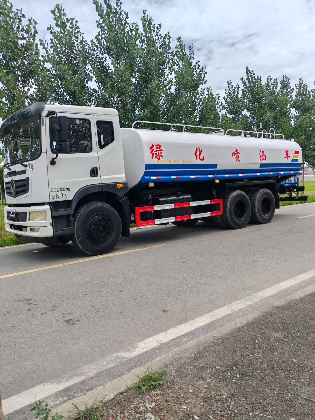 Sinotruk large sprinkler truck, engineering fog cannon dust suppression water tank truck, small and medium-sized water transport truck
