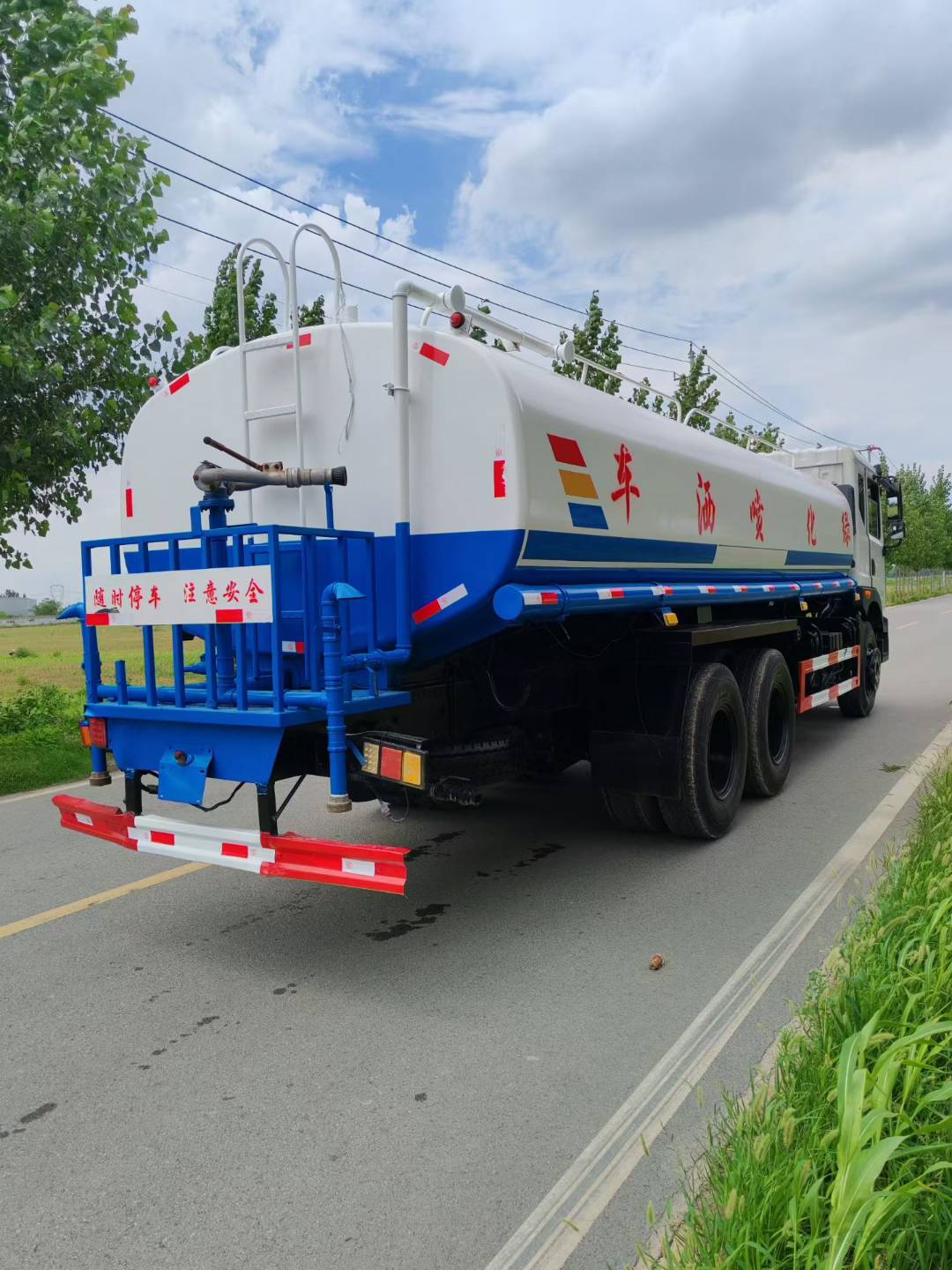 Sinotruk large sprinkler truck, engineering fog cannon dust suppression water tank truck, small and medium-sized water transport truck