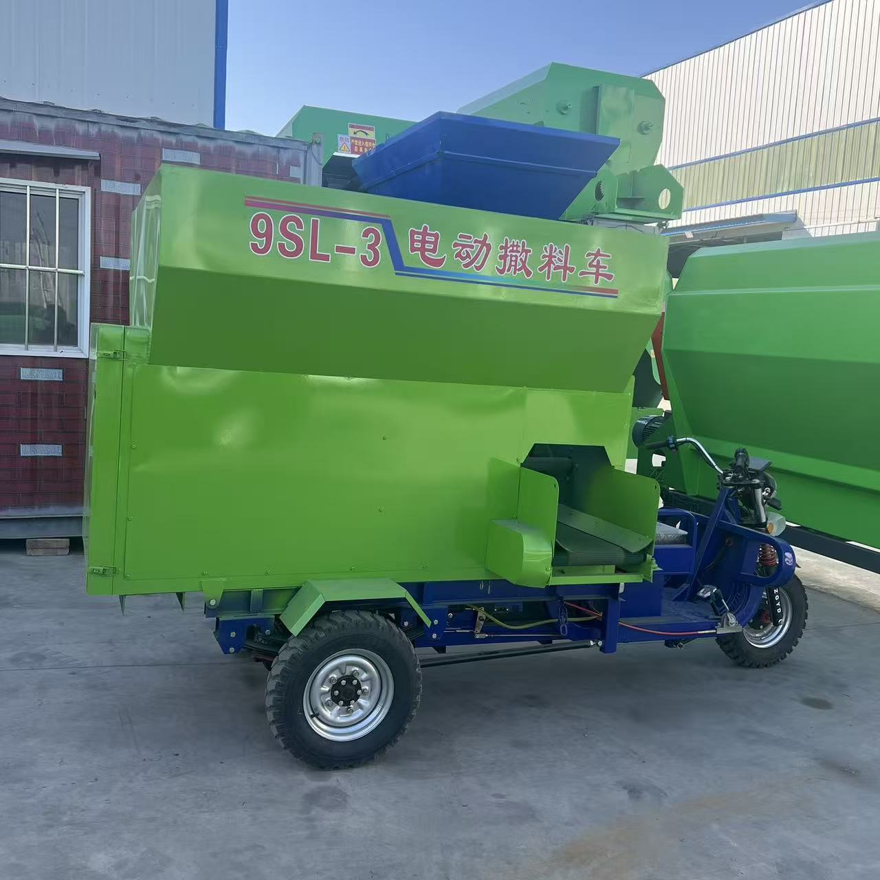 牛羊舍 TMR 饲料撒料车 电动柴油车载多型号均匀喂料车