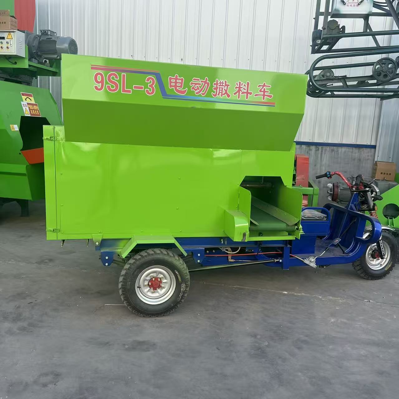 牛羊舍 TMR 饲料撒料车 电动柴油车载多型号均匀喂料车