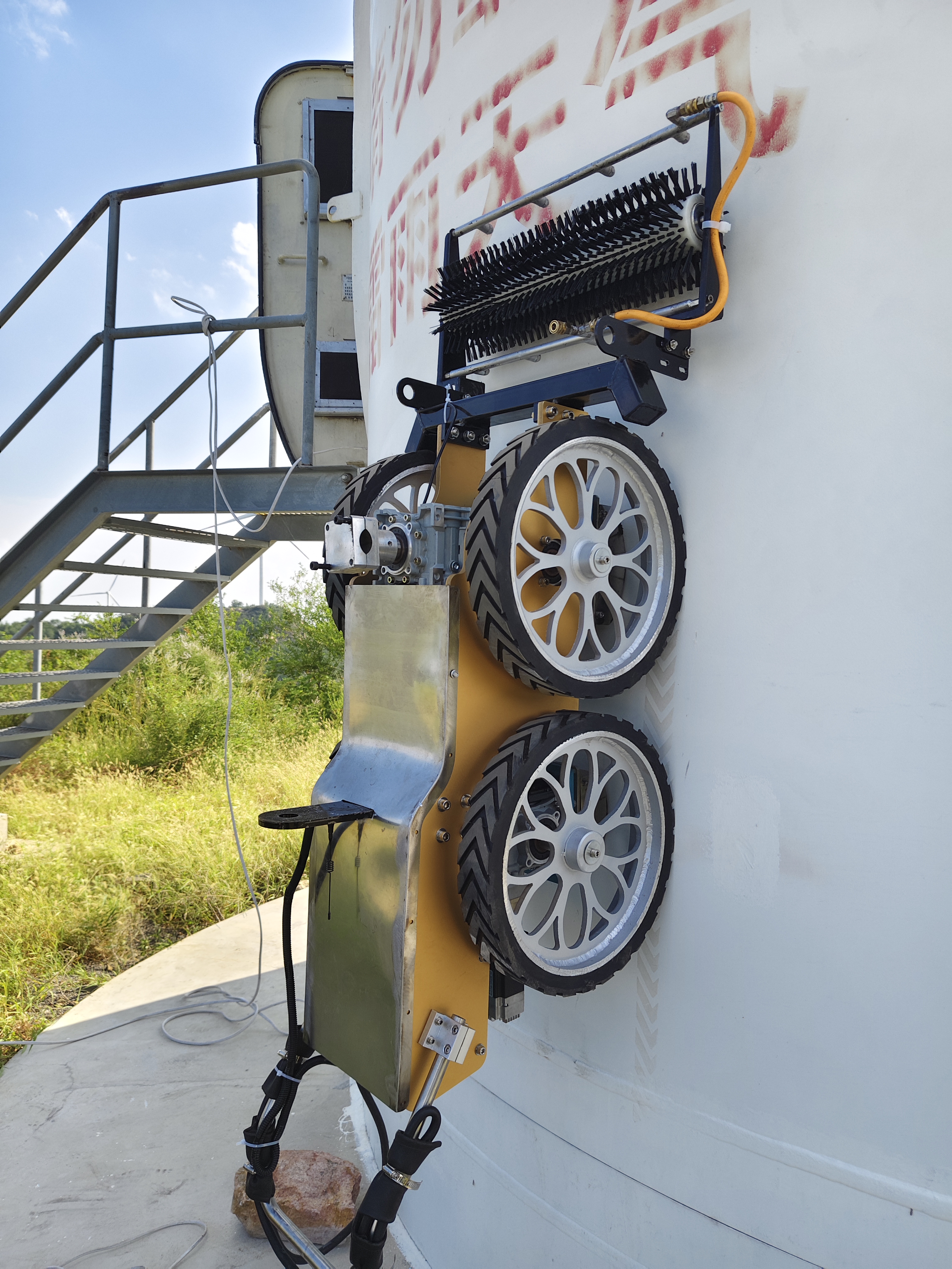 爬壁清洗机器人