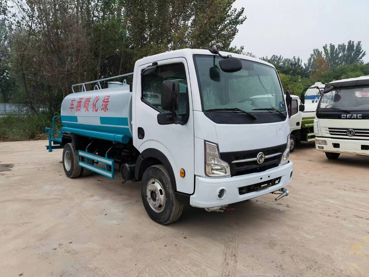 Water sprinkler truck, landscaping truck, large fog cannon dust suppression truck, water tanker