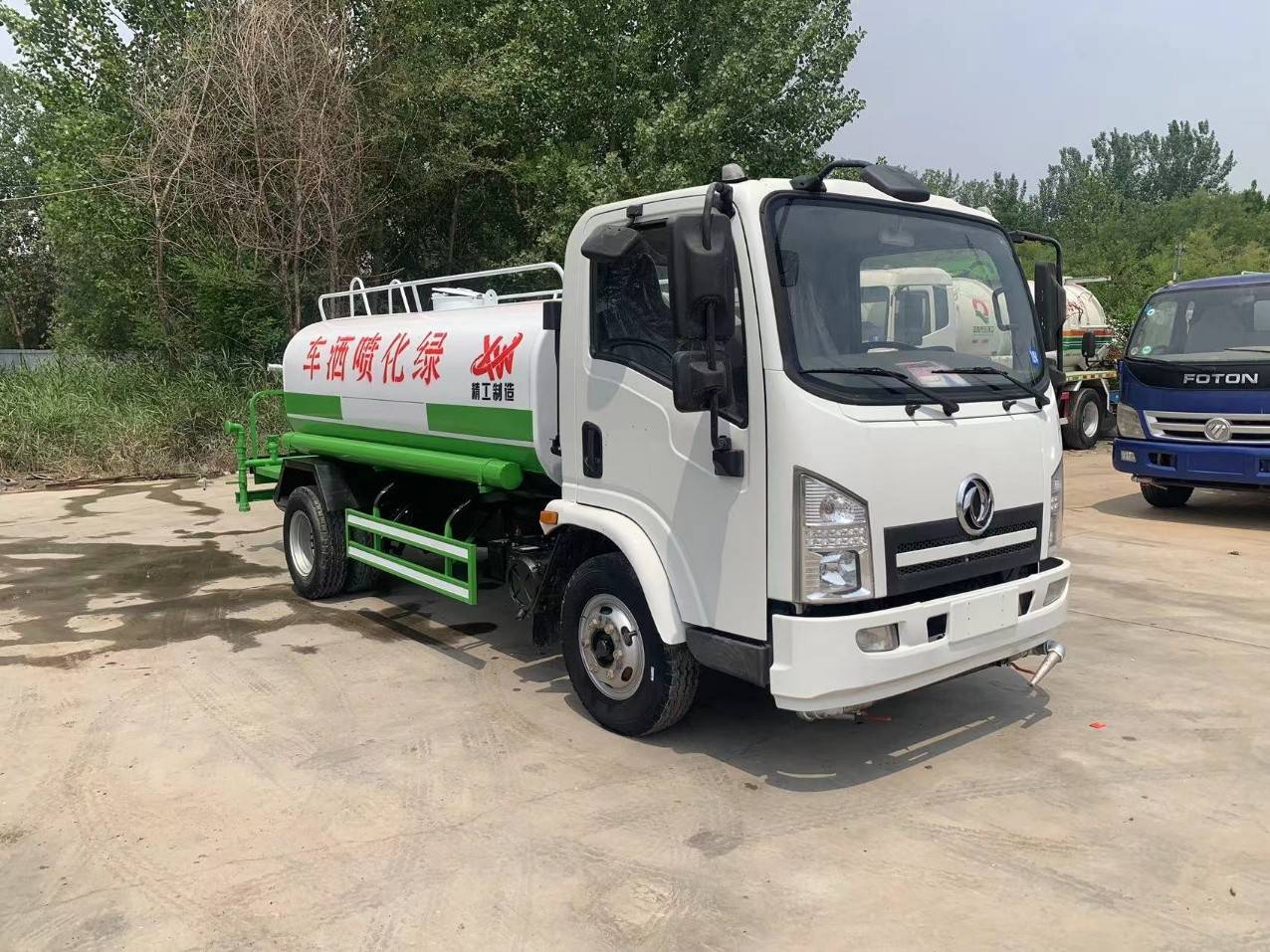 Sinotruk large sprinkler truck, engineering fog cannon dust suppression water tank truck, small and medium-sized water transport truck
