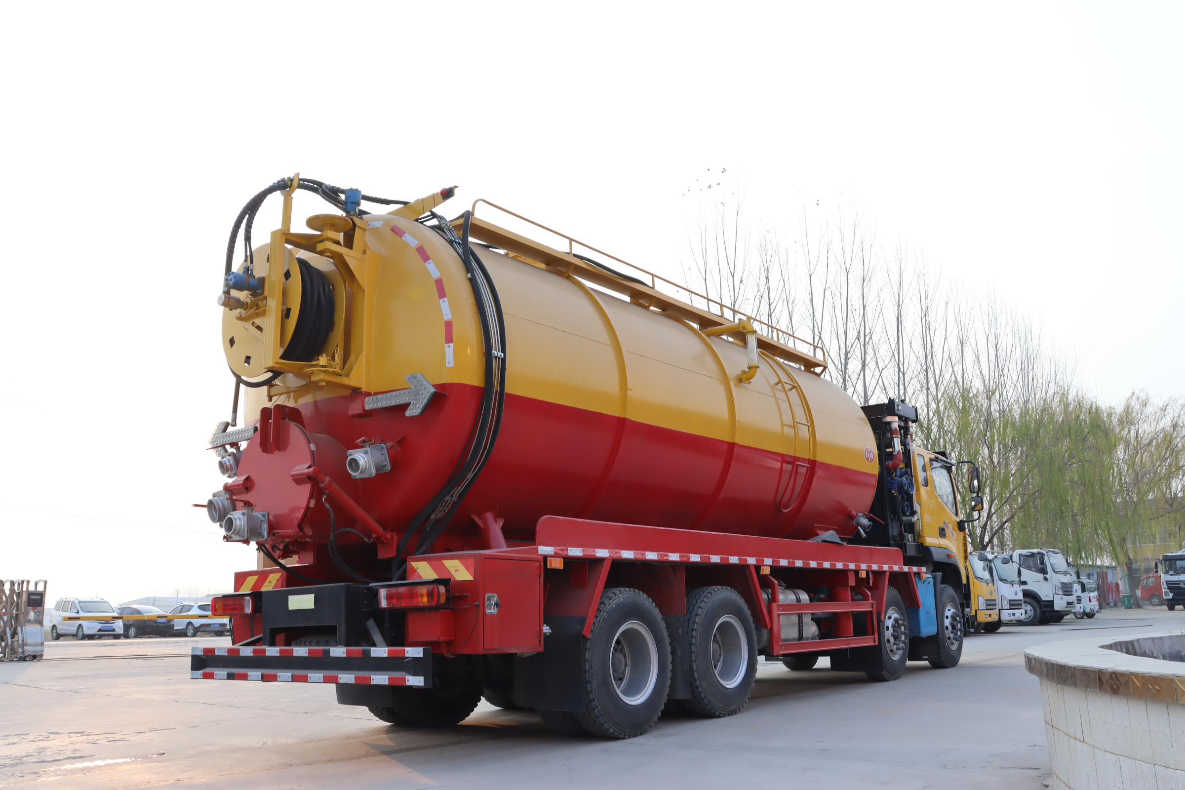 山东全新 定制大容量福田6×4吸污真空车 高压清洗 市政专用