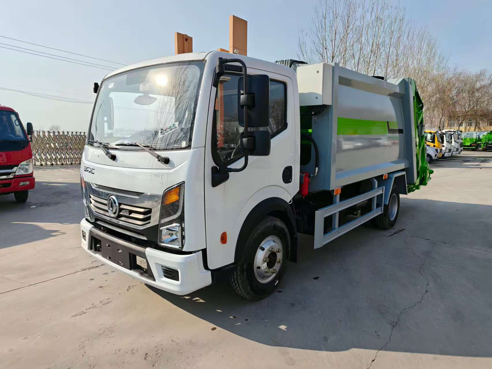 厂家直销 可定制柴油4×2发动机压缩式垃圾车 桶装生活垃圾收集车