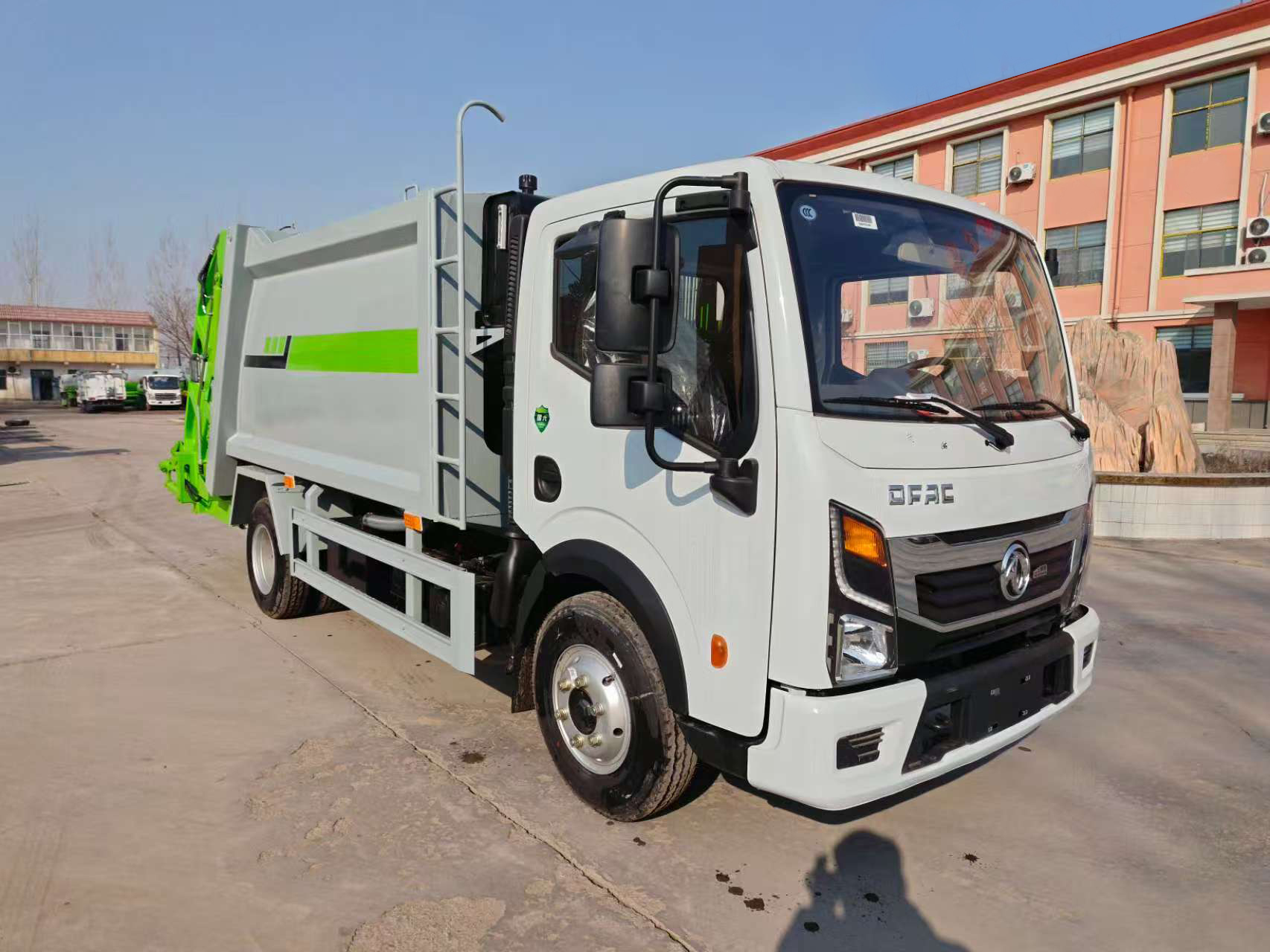厂家直销 可定制柴油4×2发动机压缩式垃圾车 桶装生活垃圾收集车
