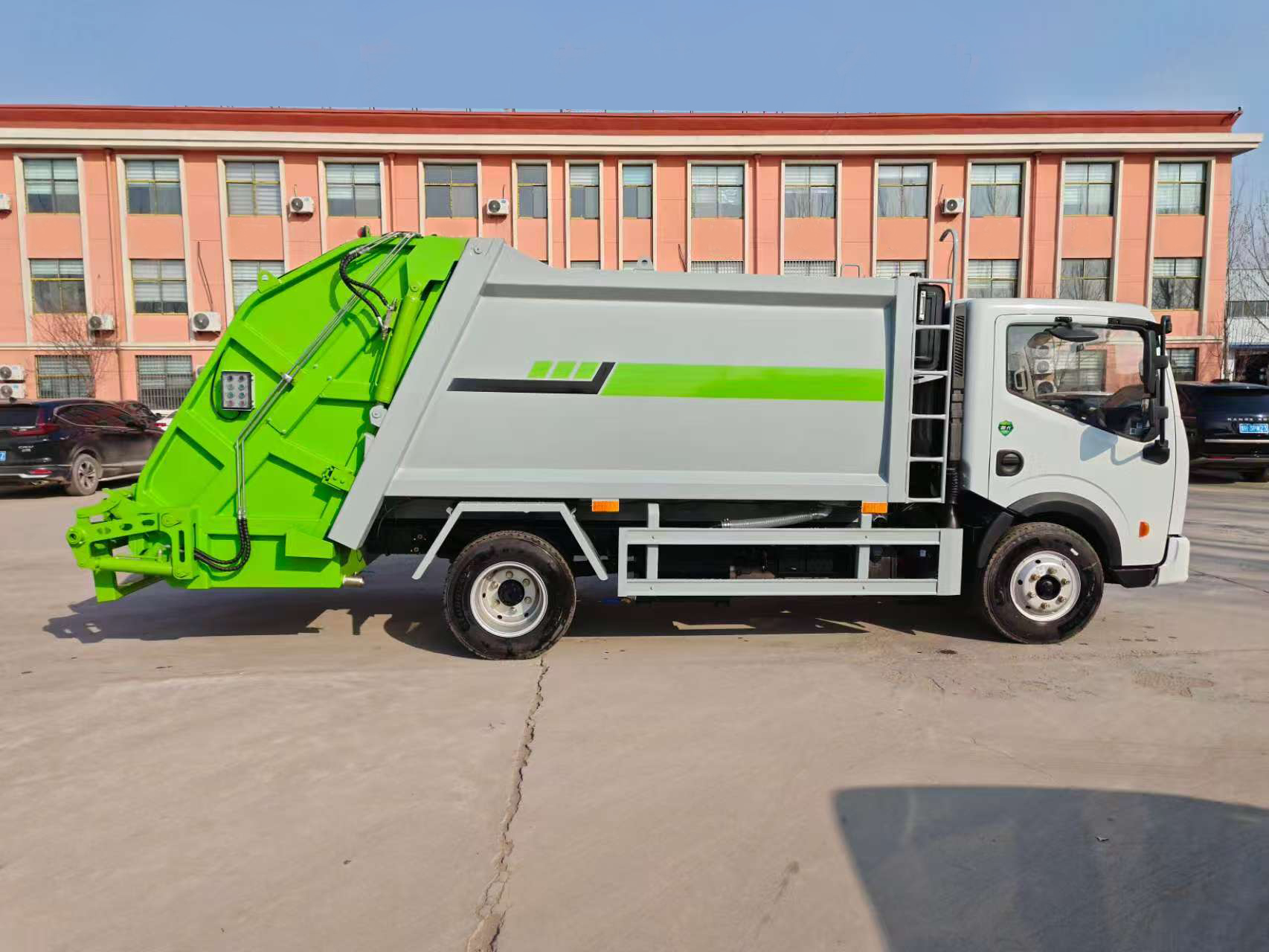 厂家直销 可定制柴油4×2发动机压缩式垃圾车 桶装生活垃圾收集车