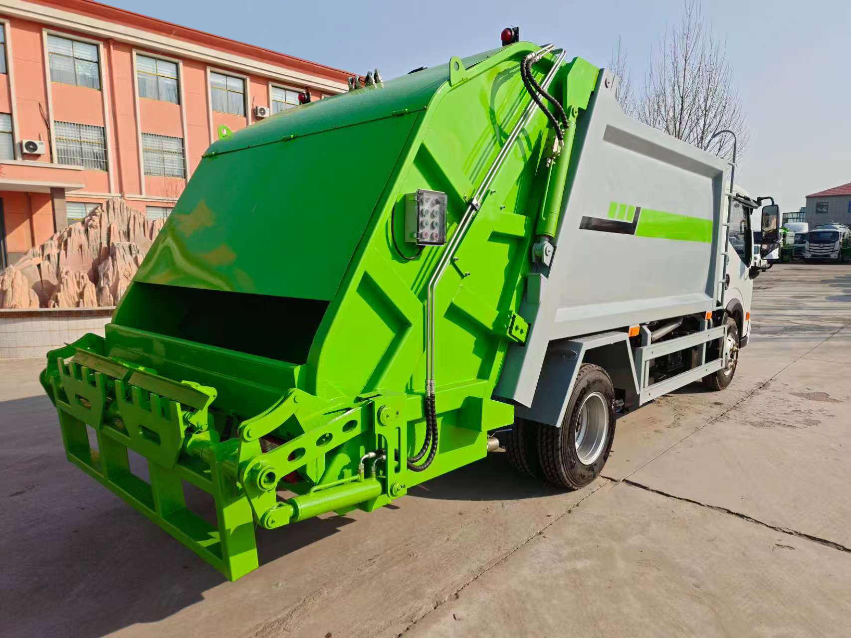 厂家直销 可定制柴油4×2发动机压缩式垃圾车 桶装生活垃圾收集车
