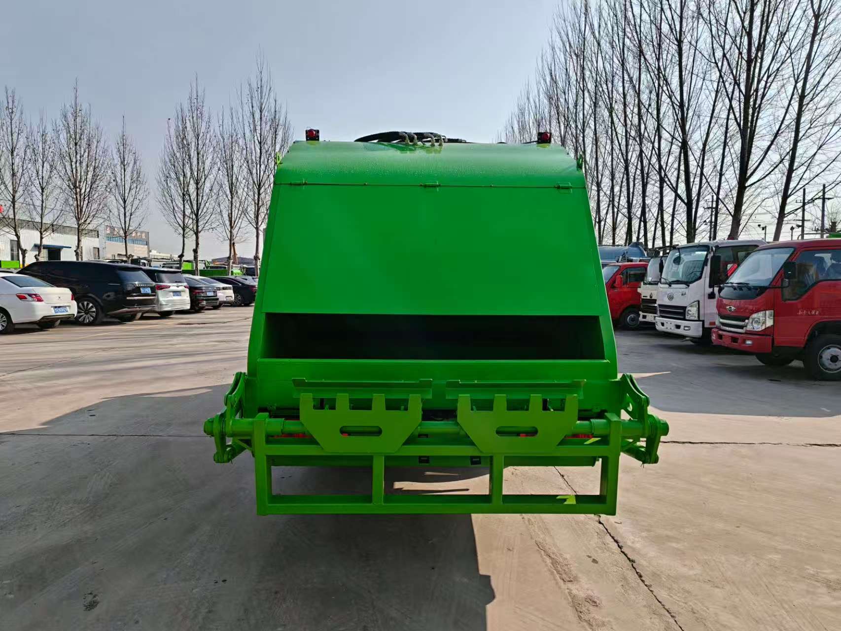 厂家直销 可定制柴油4×2发动机压缩式垃圾车 桶装生活垃圾收集车
