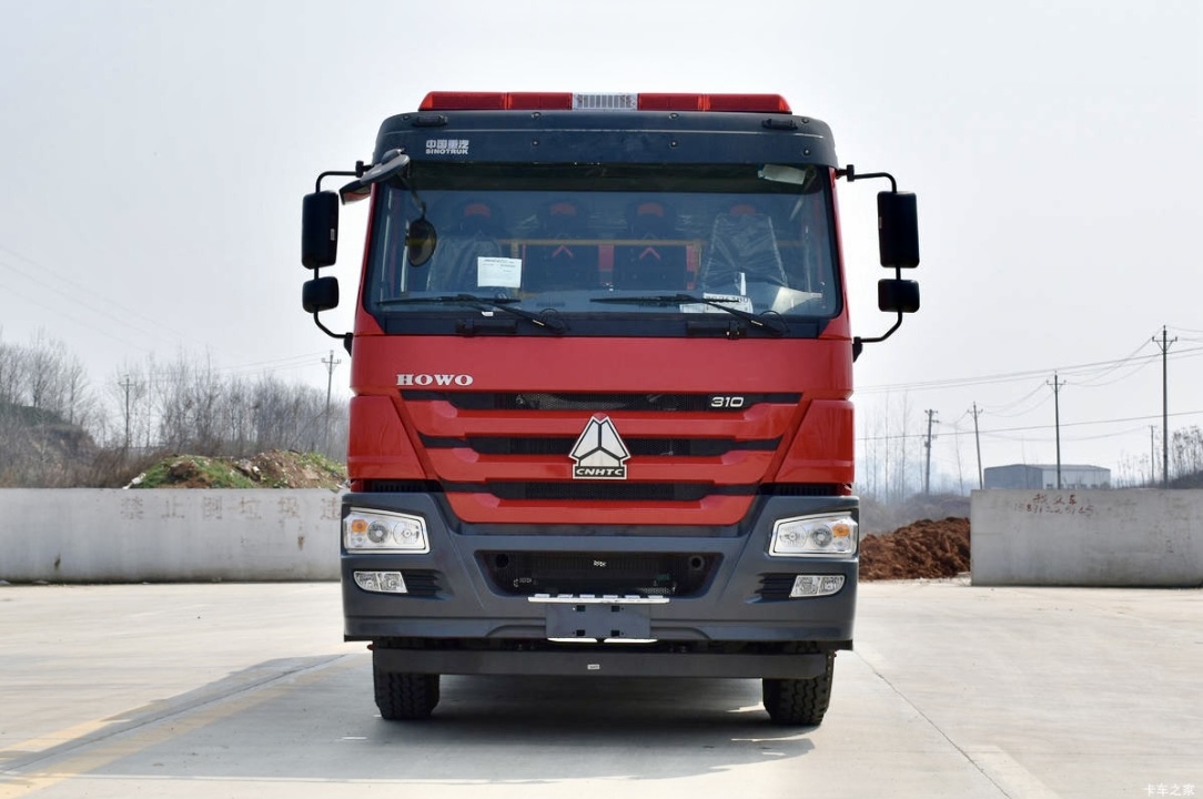 中国制造商生产的柴油泵水罐消防车，容量7000-10000升，用于森林消防救援