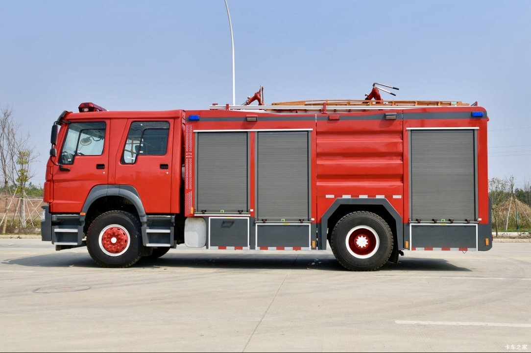 中国制造商生产的柴油泵水罐消防车，容量7000-10000升，用于森林消防救援