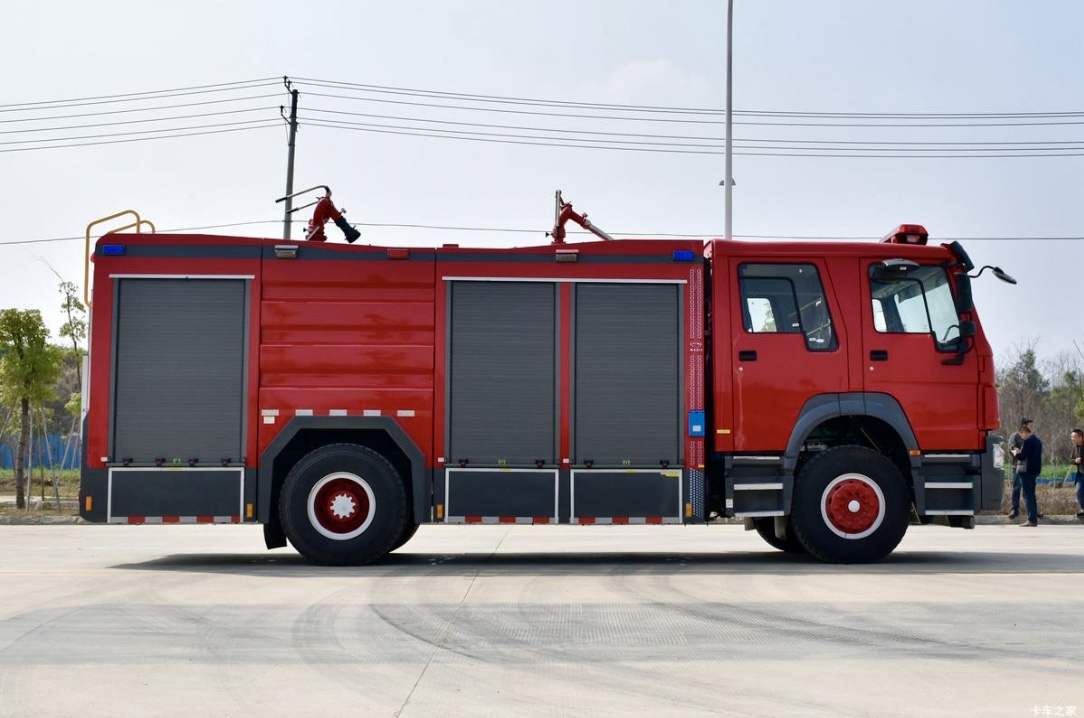 中国制造商生产的柴油泵水罐消防车，容量7000-10000升，用于森林消防救援