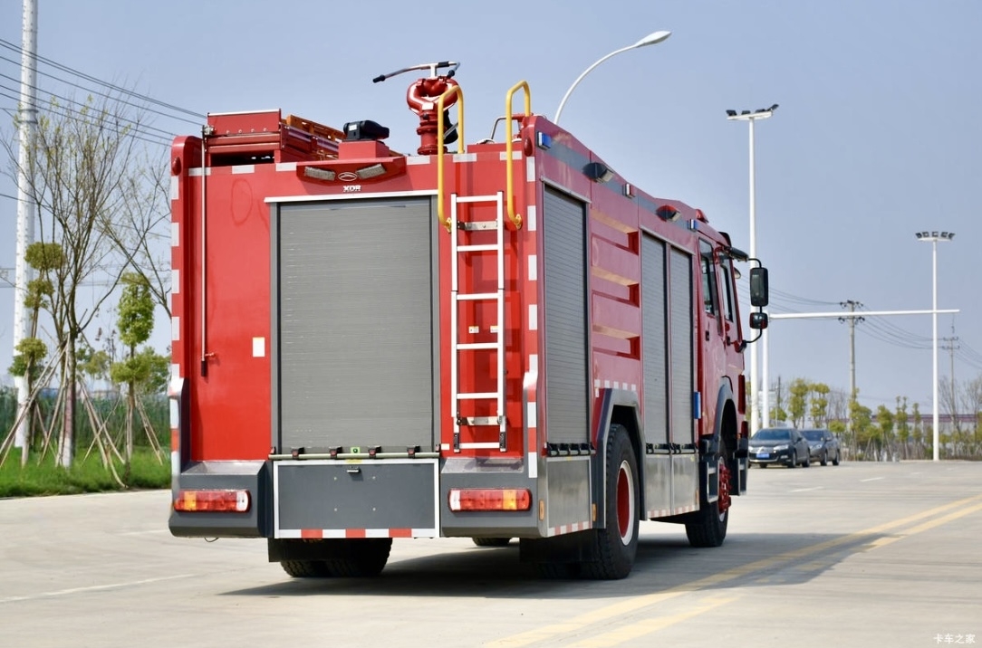 中国制造商生产的柴油泵水罐消防车，容量7000-10000升，用于森林消防救援