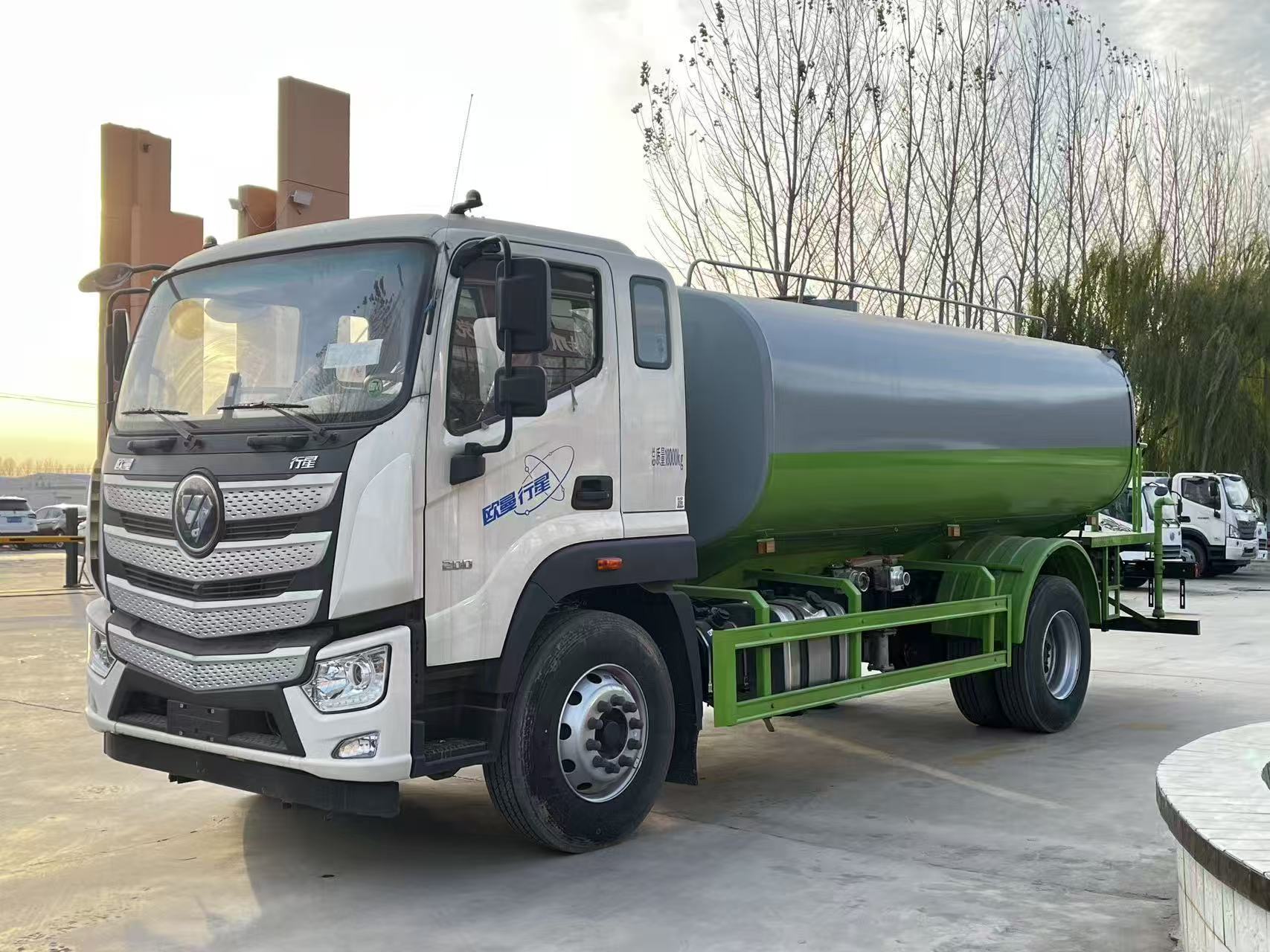 福田园林绿化洒水车，15立方罐体，柴油动力，国三发动机，手动变速箱，4×2驱动，现货销售。