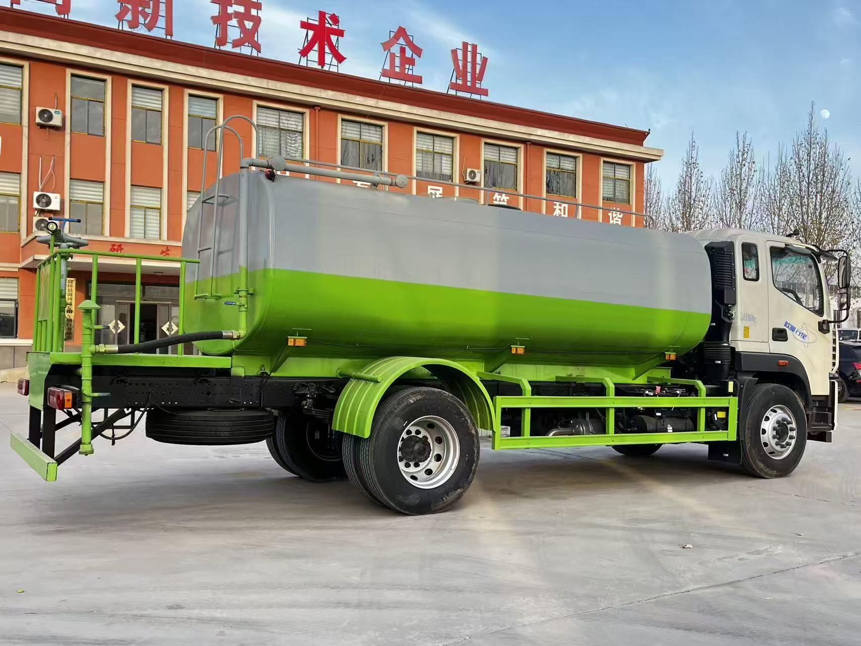 福田园林绿化洒水车，15立方罐体，柴油动力，国三发动机，手动变速箱，4×2驱动，现货销售。