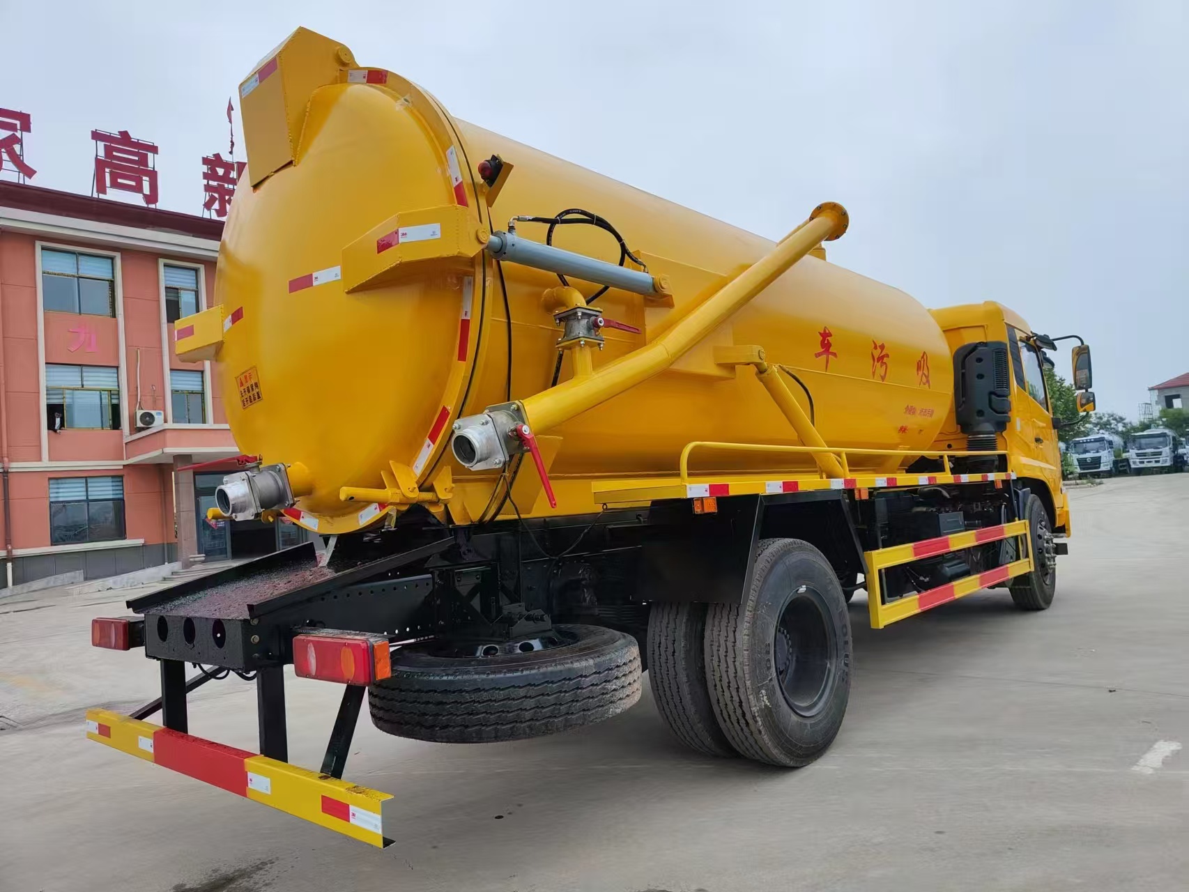 XND真空吸污车——容积14立方米，柴油发动机，欧三排放标准，功率150-250马力，用于市政污水清理｜可定制