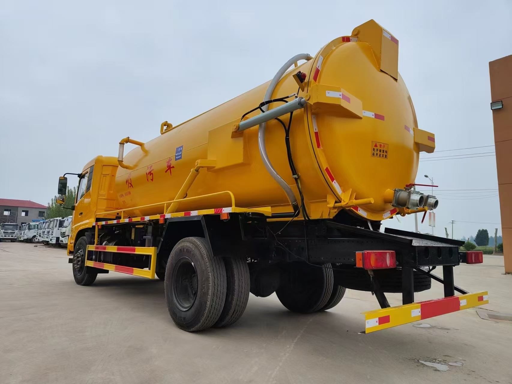 XND真空吸污车——容积14立方米，柴油发动机，欧三排放标准，功率150-250马力，用于市政污水清理｜可定制