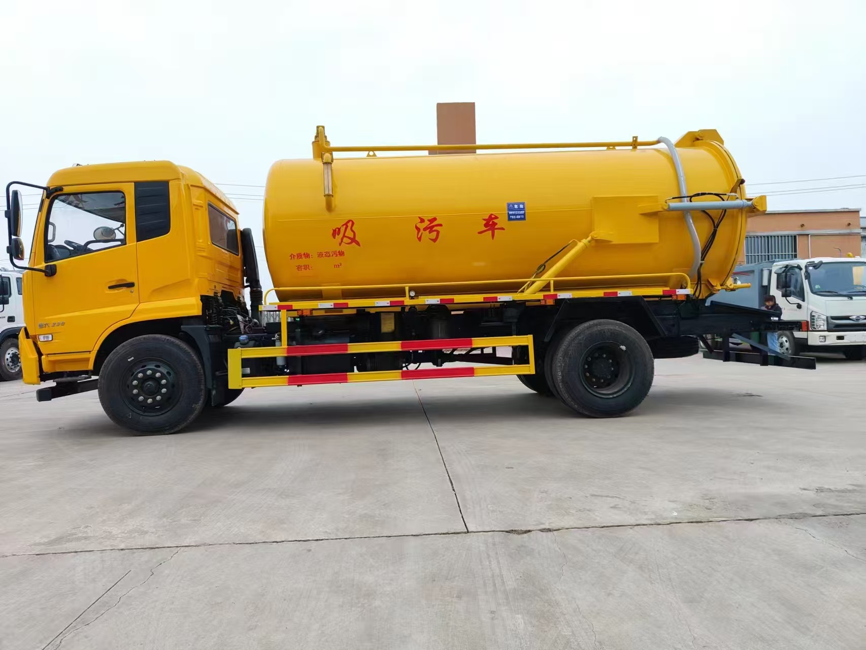 XND真空吸污车——容积14立方米，柴油发动机，欧三排放标准，功率150-250马力，用于市政污水清理｜可定制