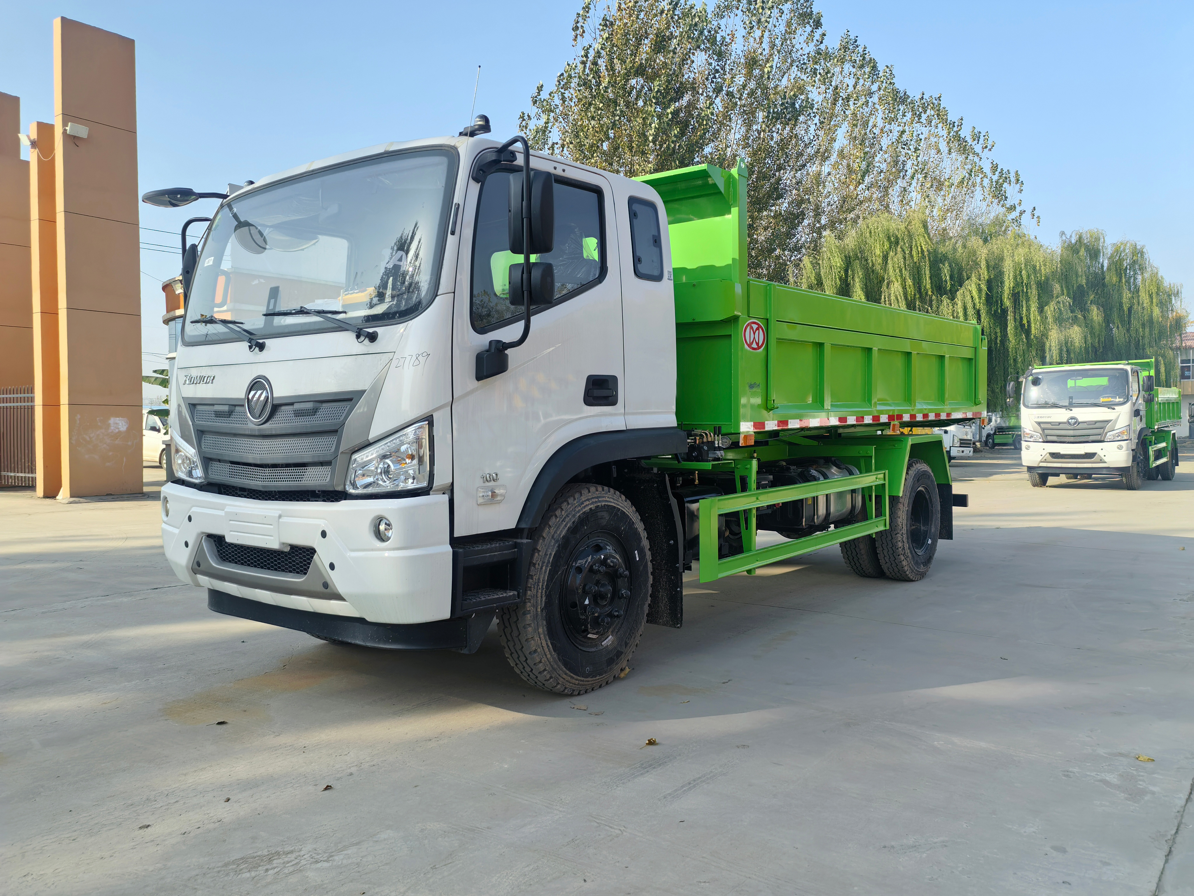 全新12立方福田柴油环卫垃圾车，手动变速箱，4×2驱动，国四排放标准，用于垃圾转运与运输。